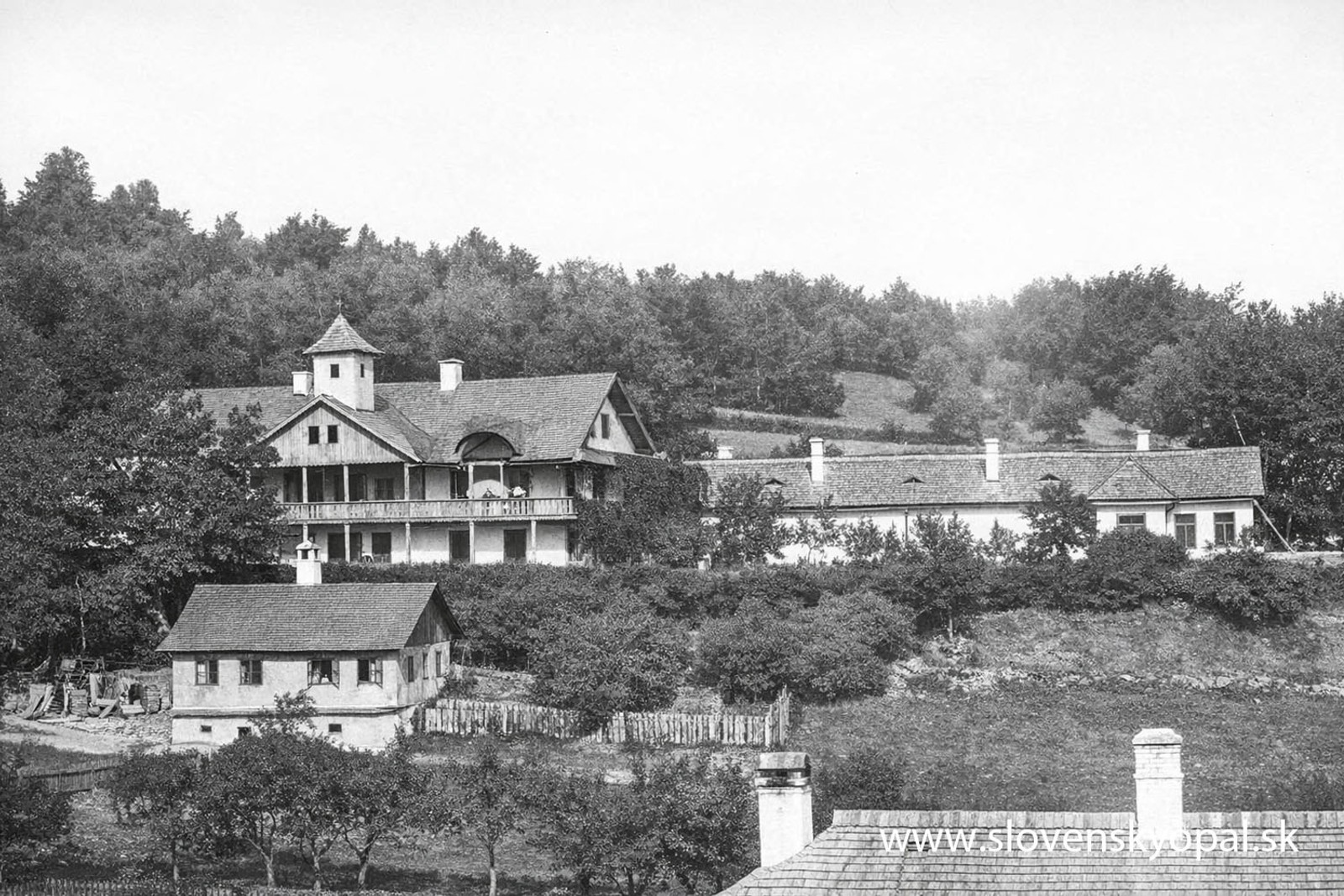 Chalet alebo "kaštieľ" (vľavo v pozadí), škola (vľavo vpredu) a brusiareň opálov (vpravo)