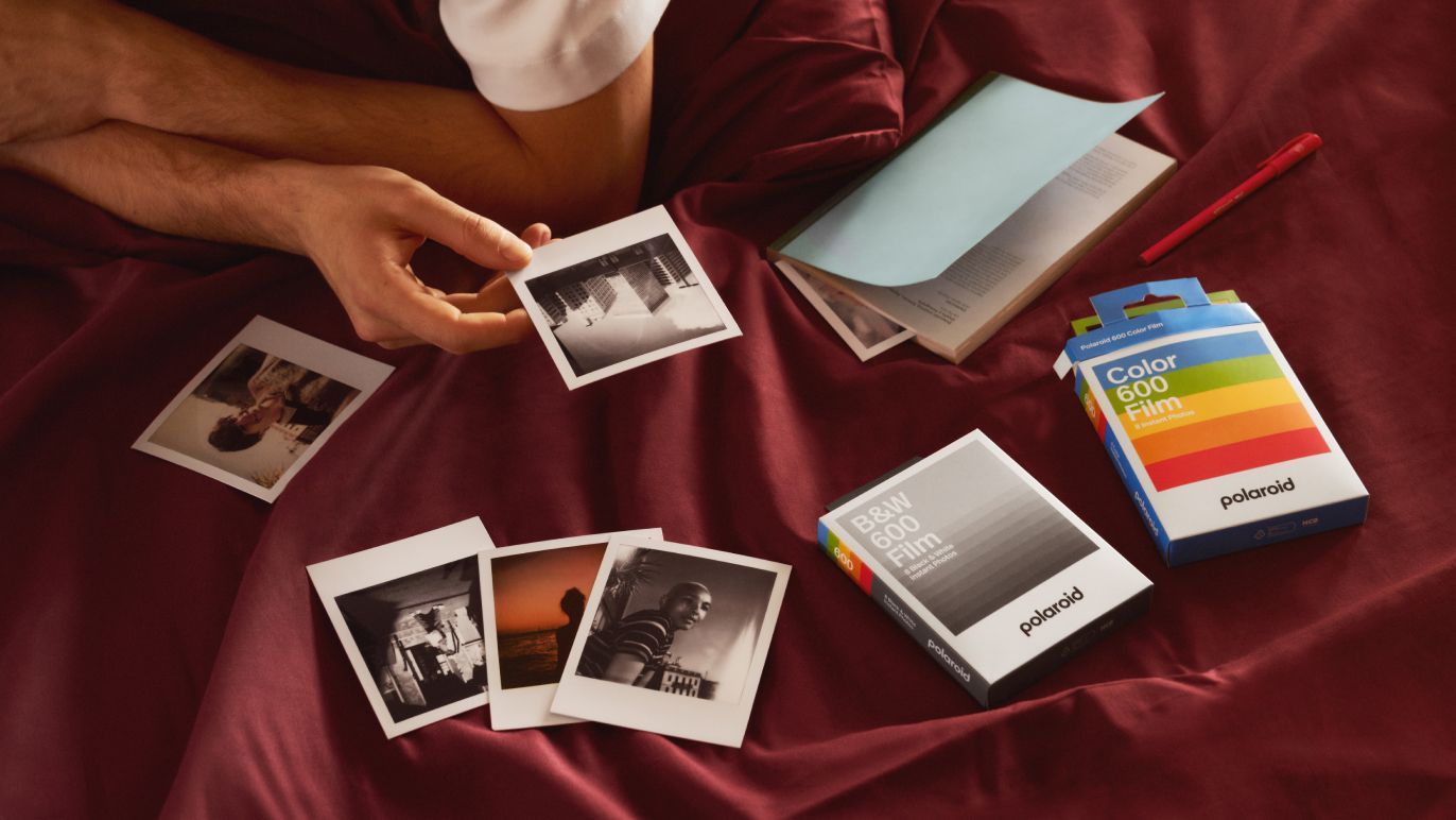  Polaroid 600 Film Variety Pack - 600 Color Film, B&W Film,  Color Frames Film (32 Photos) (6183) : Electronics