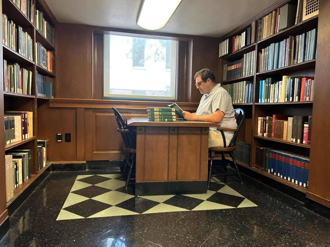 Aaron Freedman in a library.
