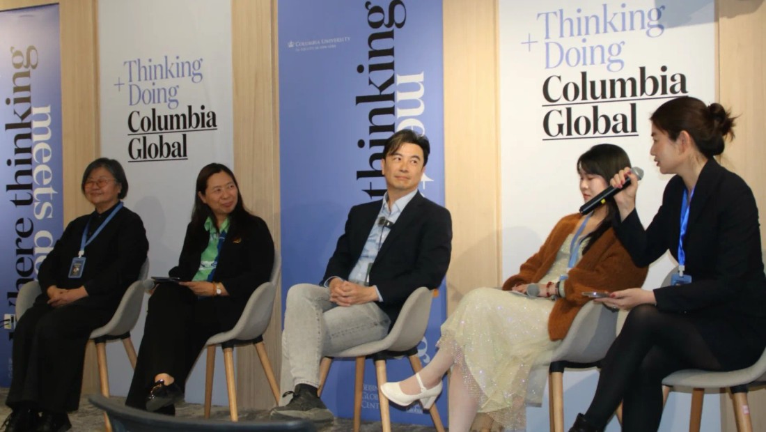  Jack Hsu moderates a panel at the new Beijing Center 