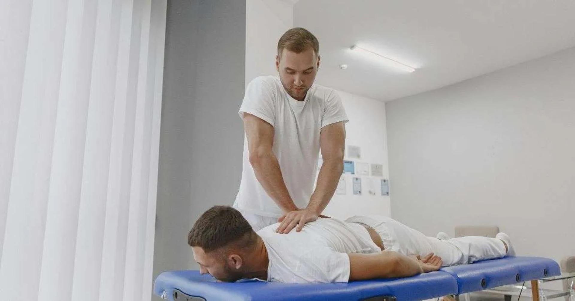 עיסוי רפואי לפריצת דיסק: טיפול יעיל להקלה על כאבים ושיפור ההחלמה