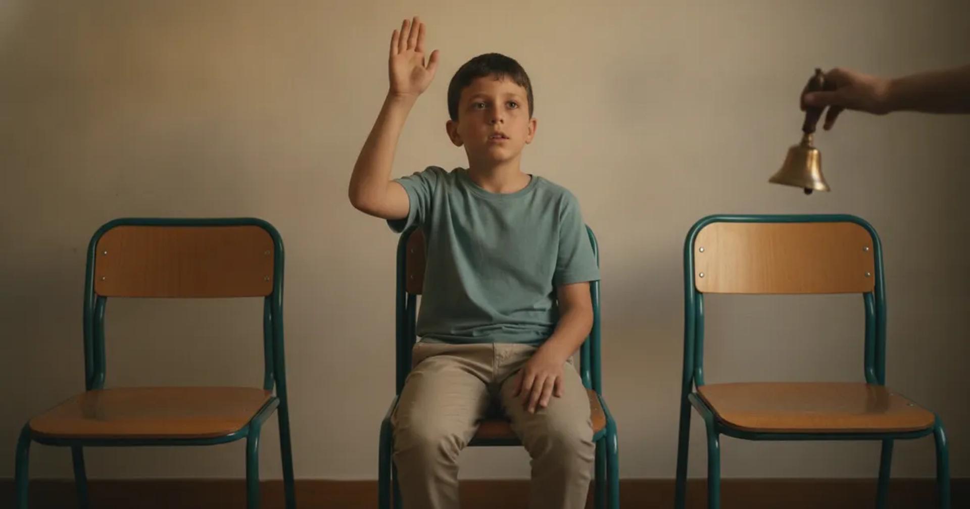 ילדים יושבים במעגל בכיתה ומקשיבים לצליל פעמון במשחק מיינדפולנס לילדים