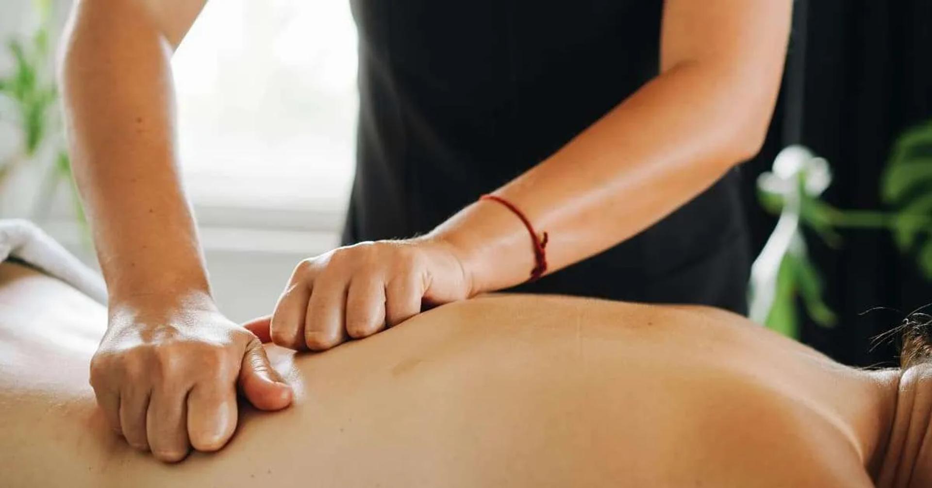 מה זה עיסוי הוליסטי? יתרונות, טכניקות ושיטות טיפול
