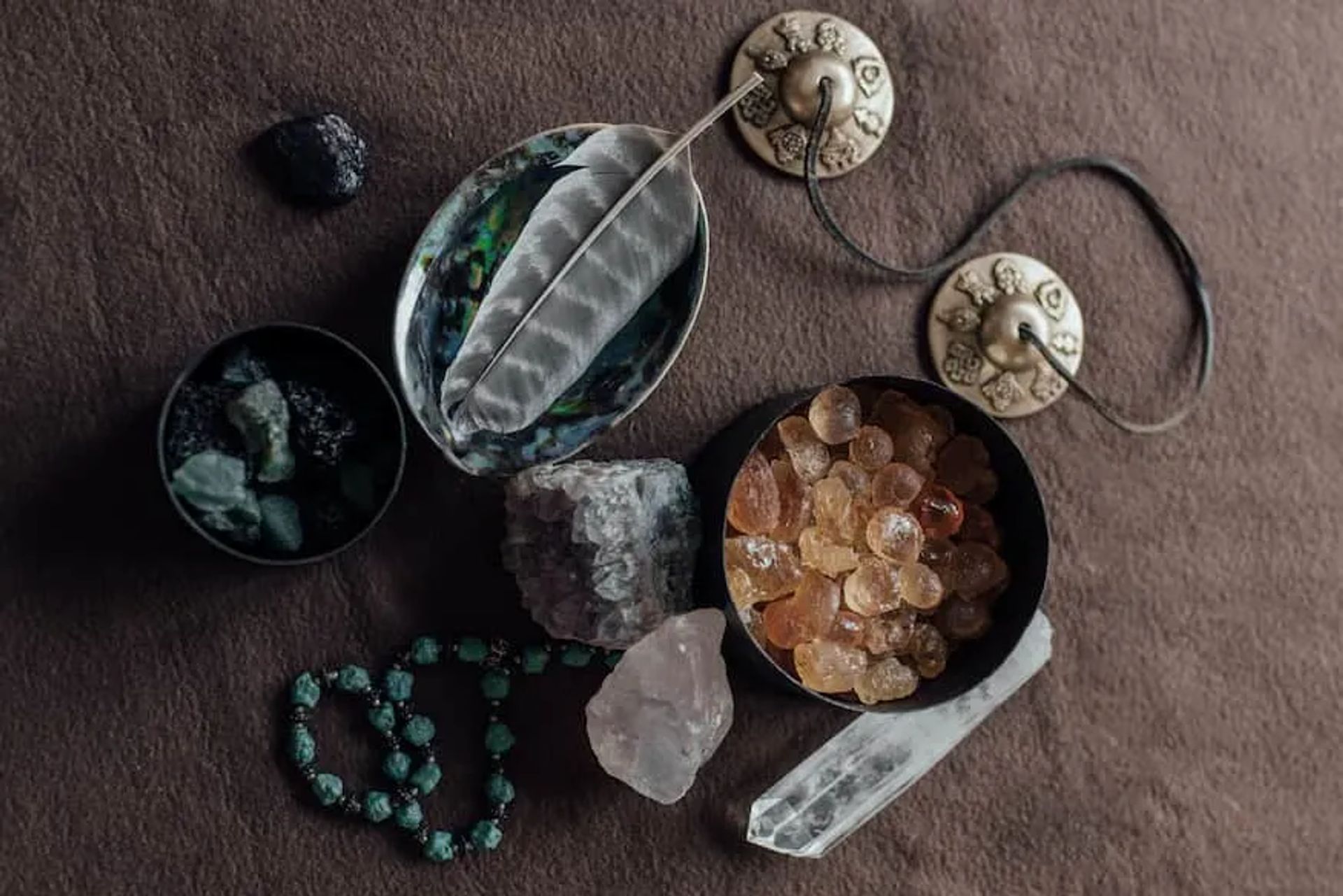 פריטים המשמשים לטיפול בקריסטלים - למצוא מטפלים בקריסטלים בקלות - AlternaBe