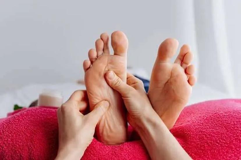 ידיים עושות עיסוי לרגליים בזמן טיפול רפלקסולוגיה. hands massage feet during reflexology treatment - למצוא טיפול רפלקסולוגיה בקלות - AlternaBe