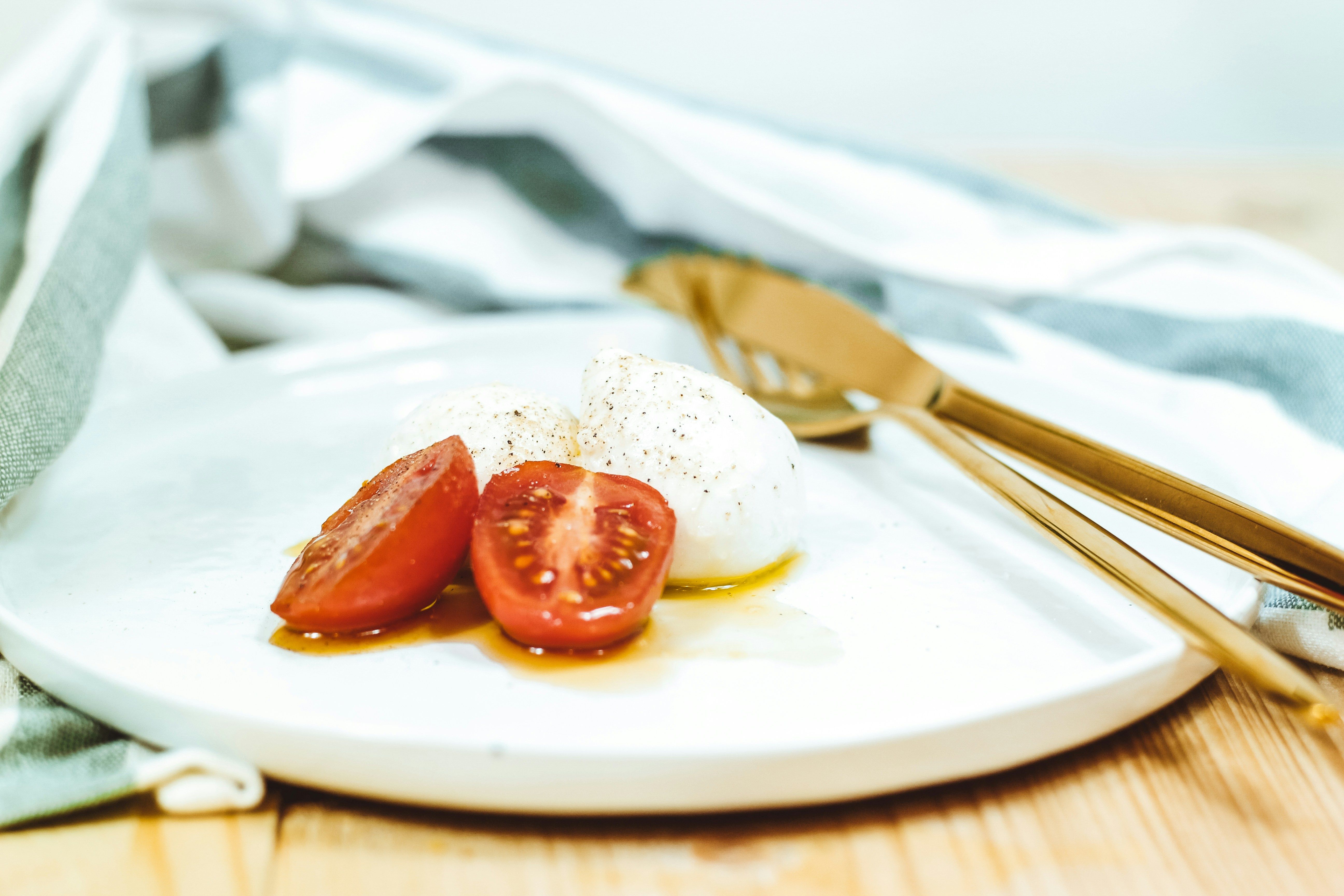 Formaggio e mozzarella su piatto bianco