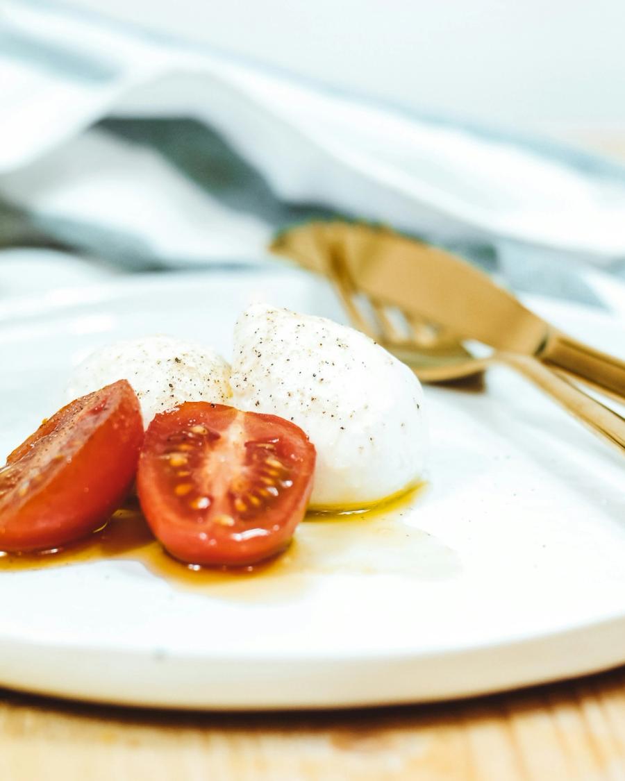 Formaggio e mozzarella su piatto bianco