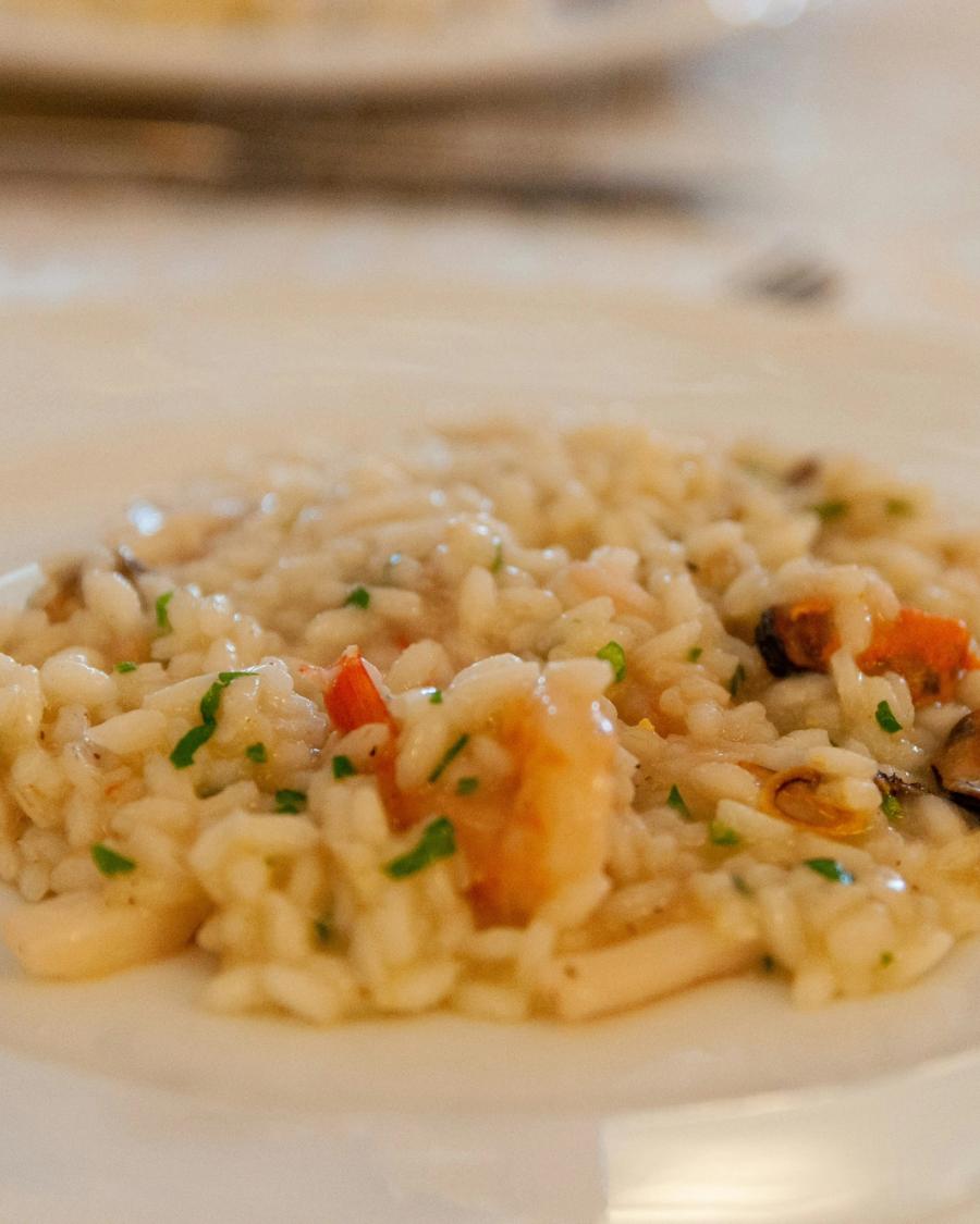 Risotto con piselli verdi su piatto bianco