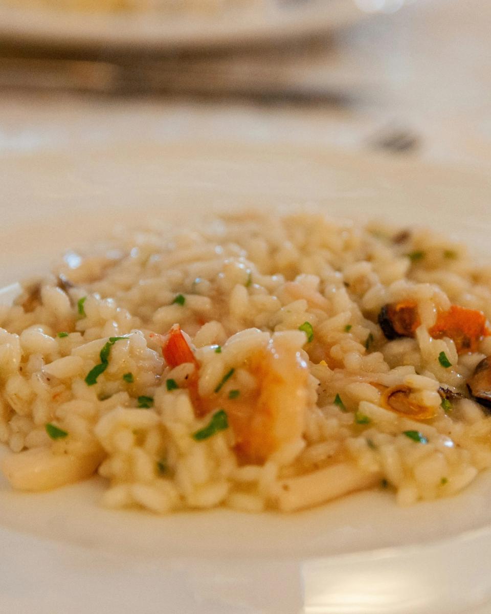 Risotto con piselli verdi su piatto bianco