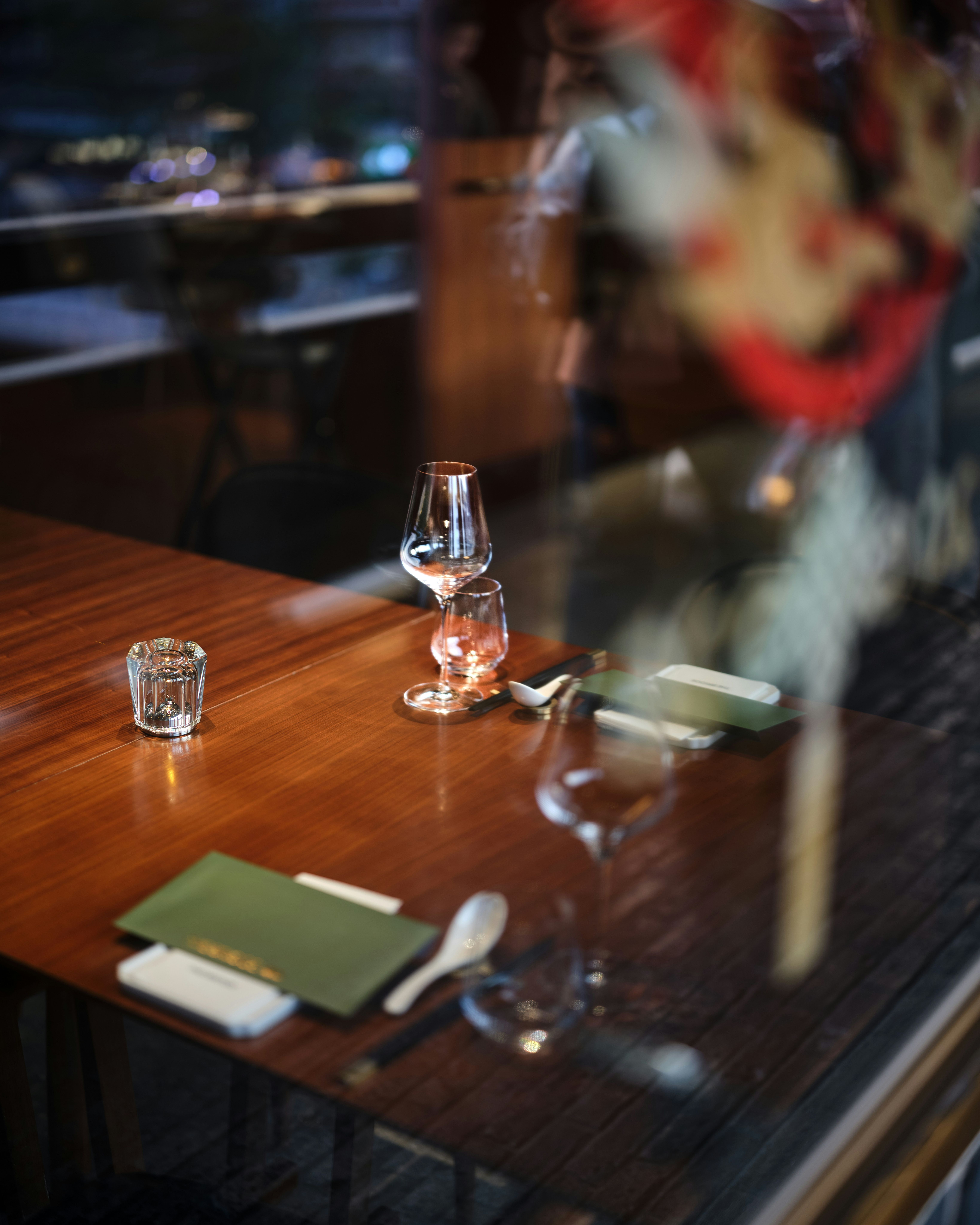 Tavolo elegante con calici di vino toscano
