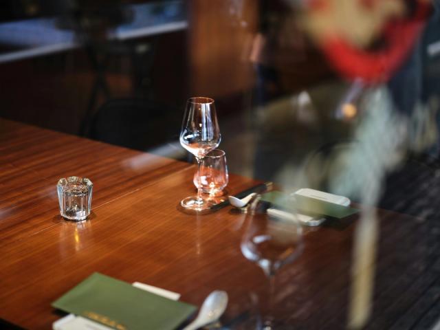 Tavolo elegante con calici di vino toscano