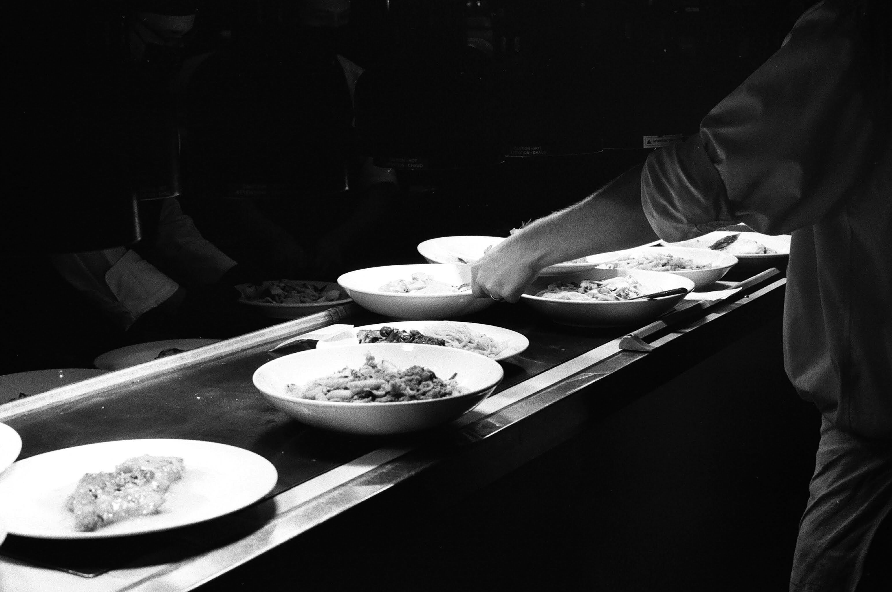 Chef plating un piatto in cucina