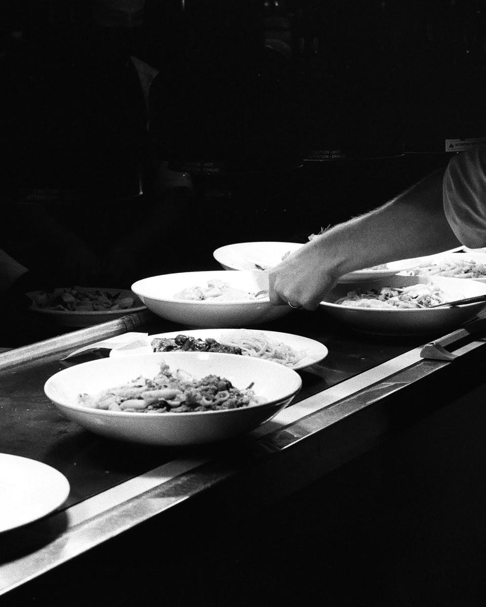 Chef plating un piatto in cucina