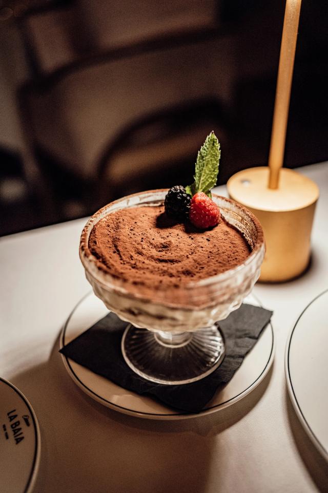 Tiramisù elegante con fragola