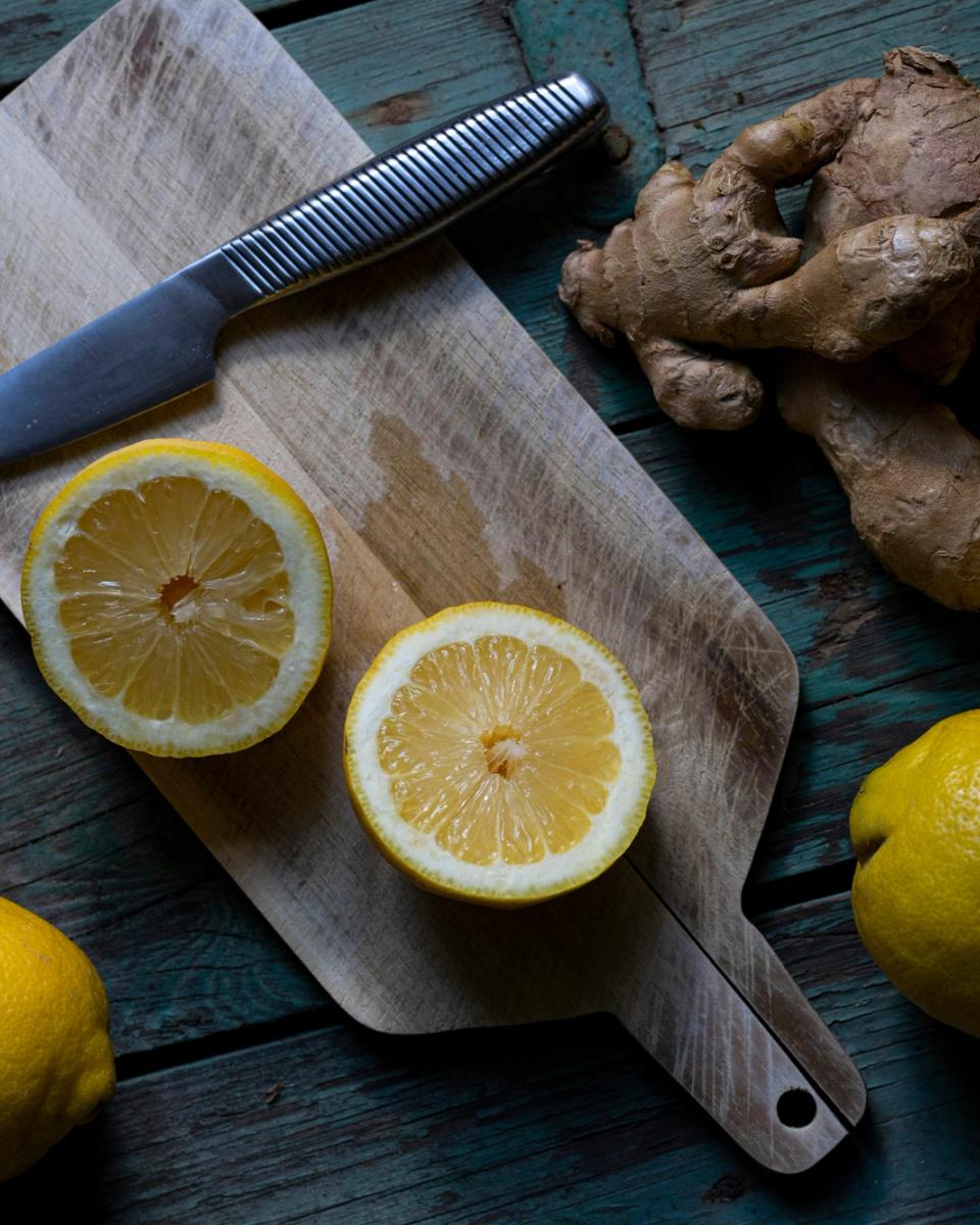 Limone fresco affettato su tavolo