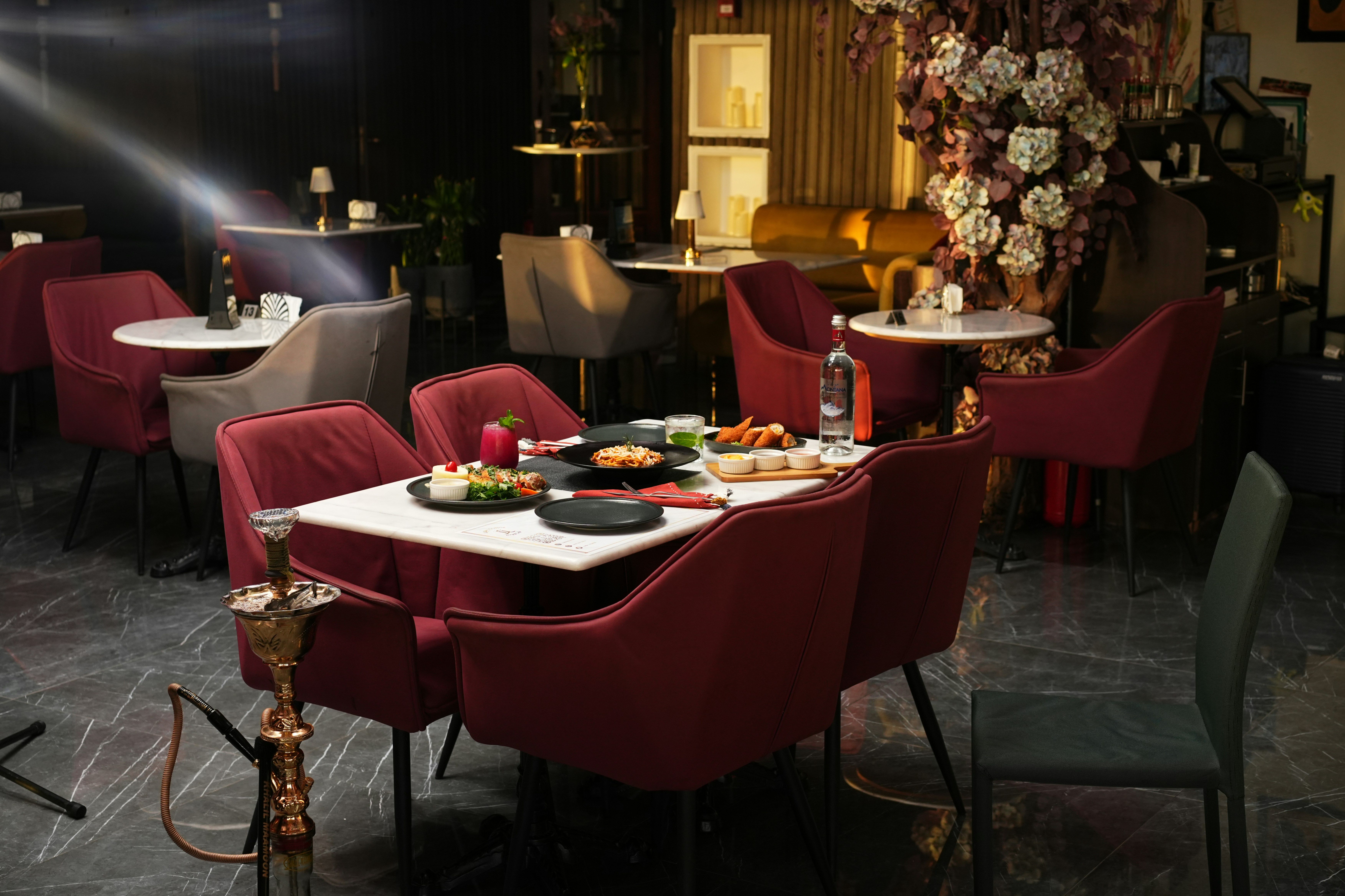Sala elegante del ristorante con tavoli illuminati