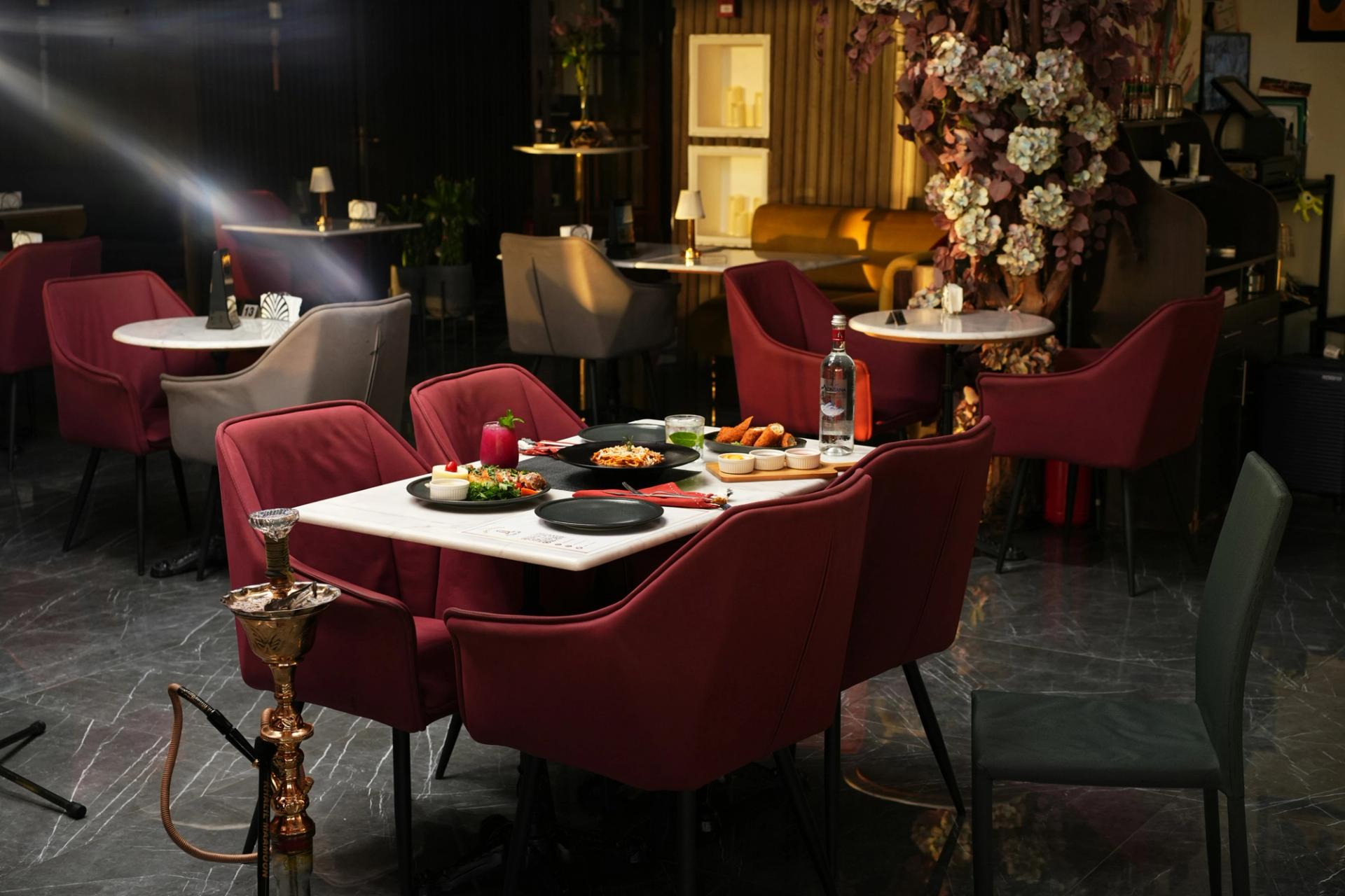 Sala elegante di ristorante con tavoli e candele