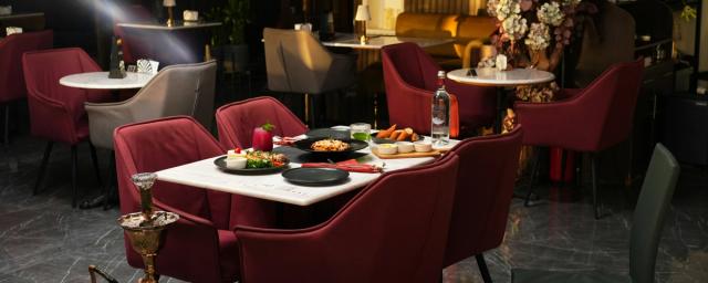 Sala elegante del ristorante con tavoli illuminati