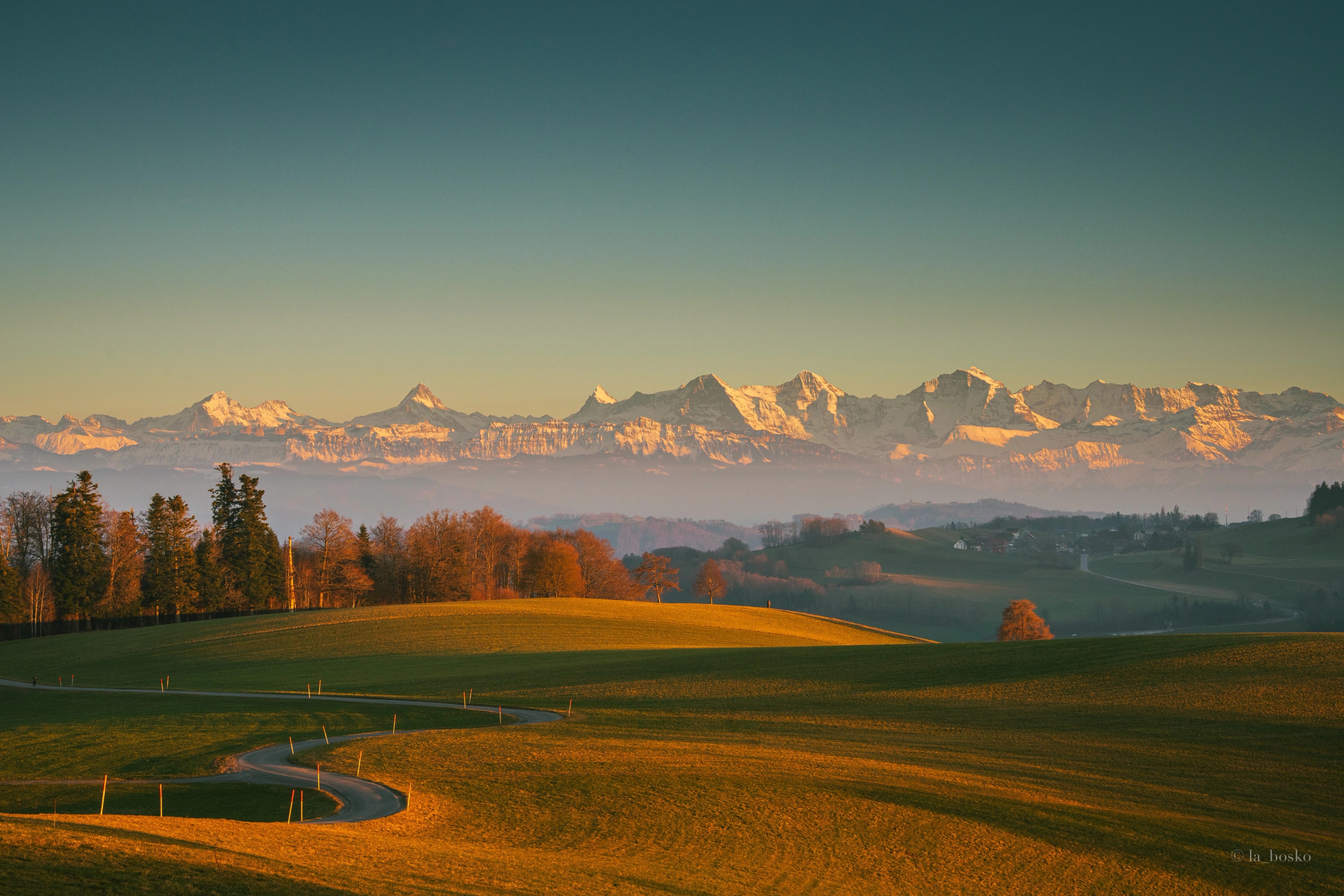 A space filled with the Alps and a boundless field