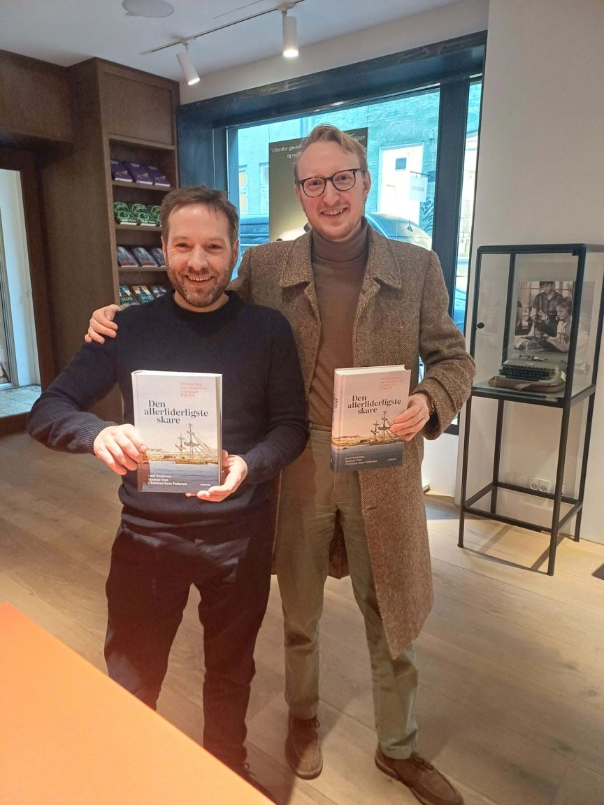 To af forfatterne - Rasmus Voss og Emil Andersen - med bogen "Den allerliderligste skare".