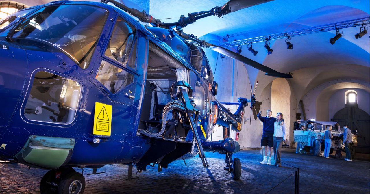 Gæster kigger på en Lynx-helikopter