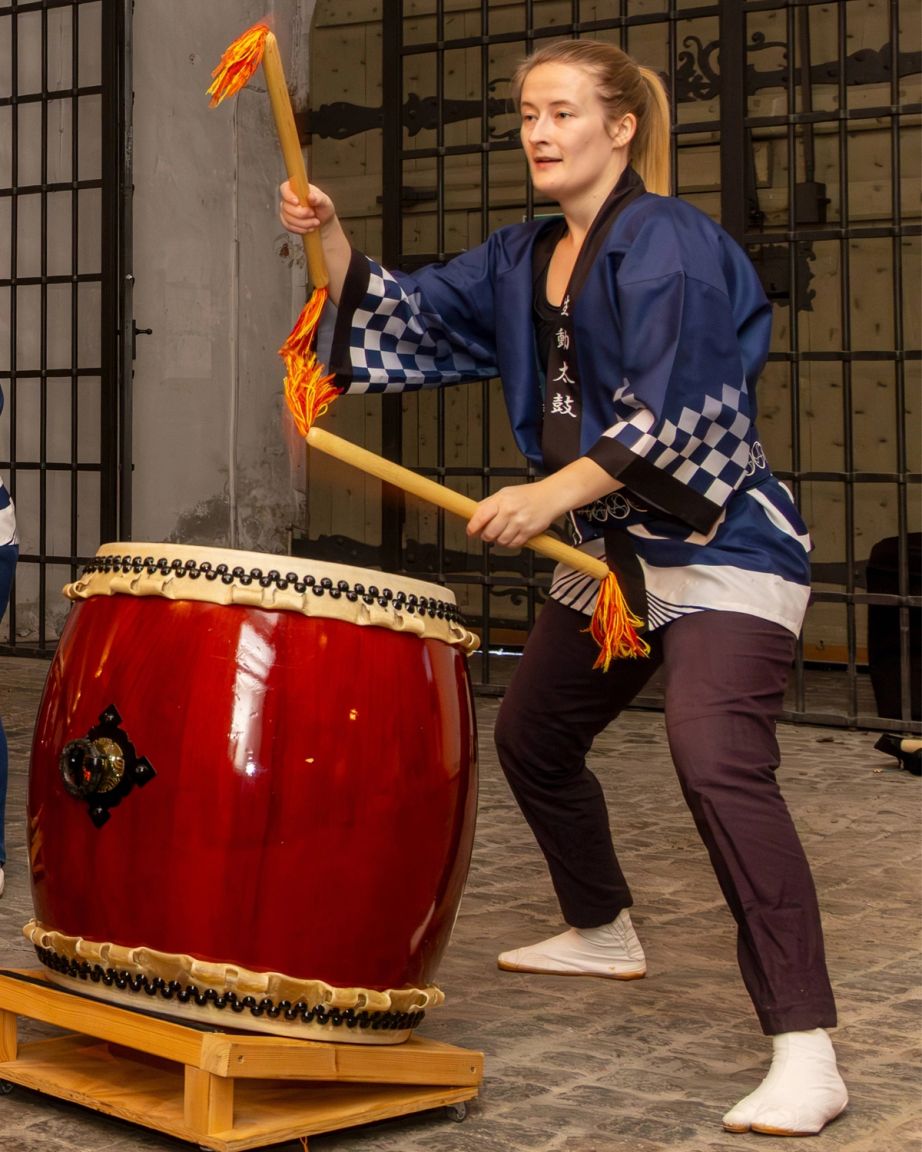 Kvinde spiller på Japanske Taiko-trommer