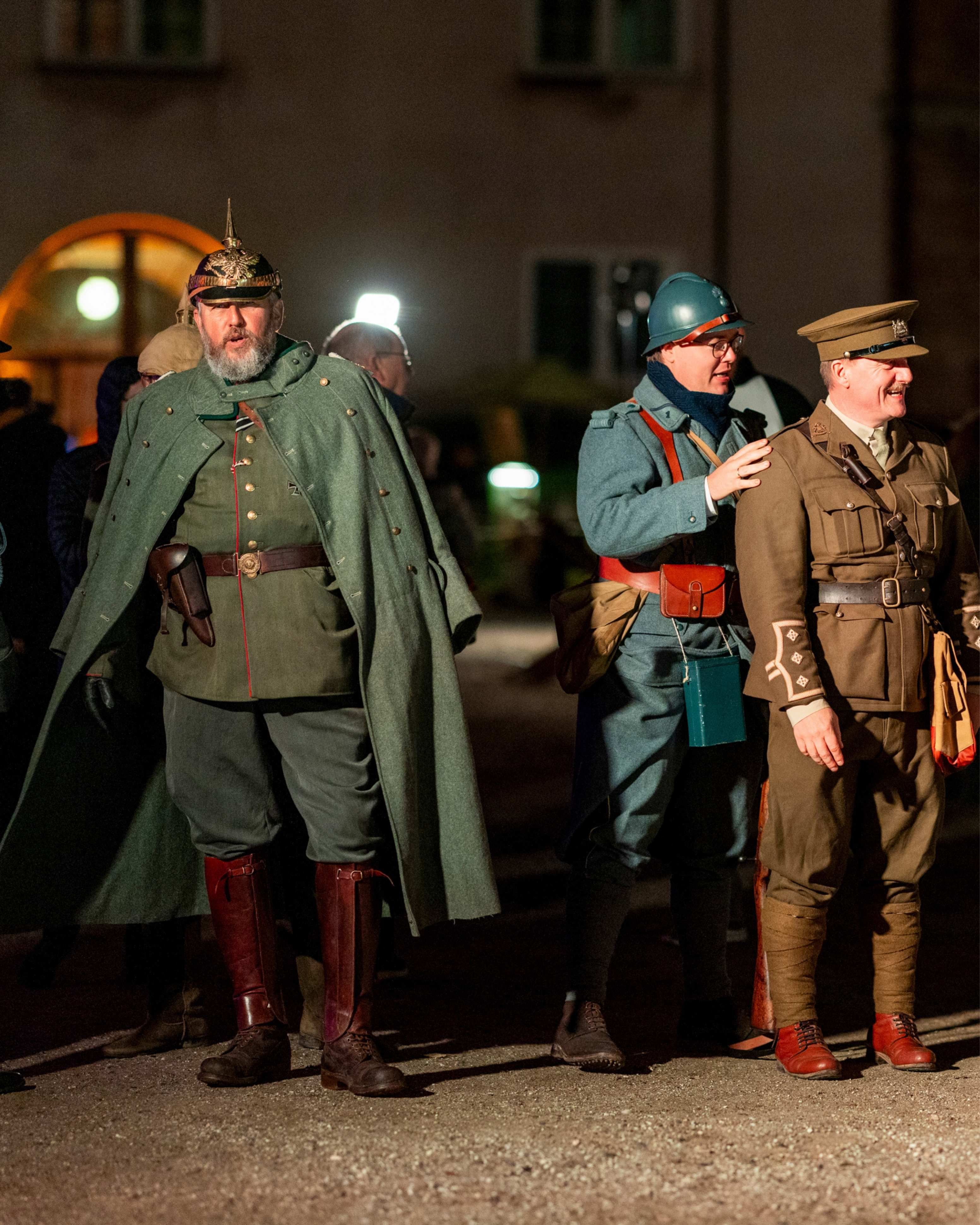 Reenactors i militæruniformer fra 1. Verdenskrig