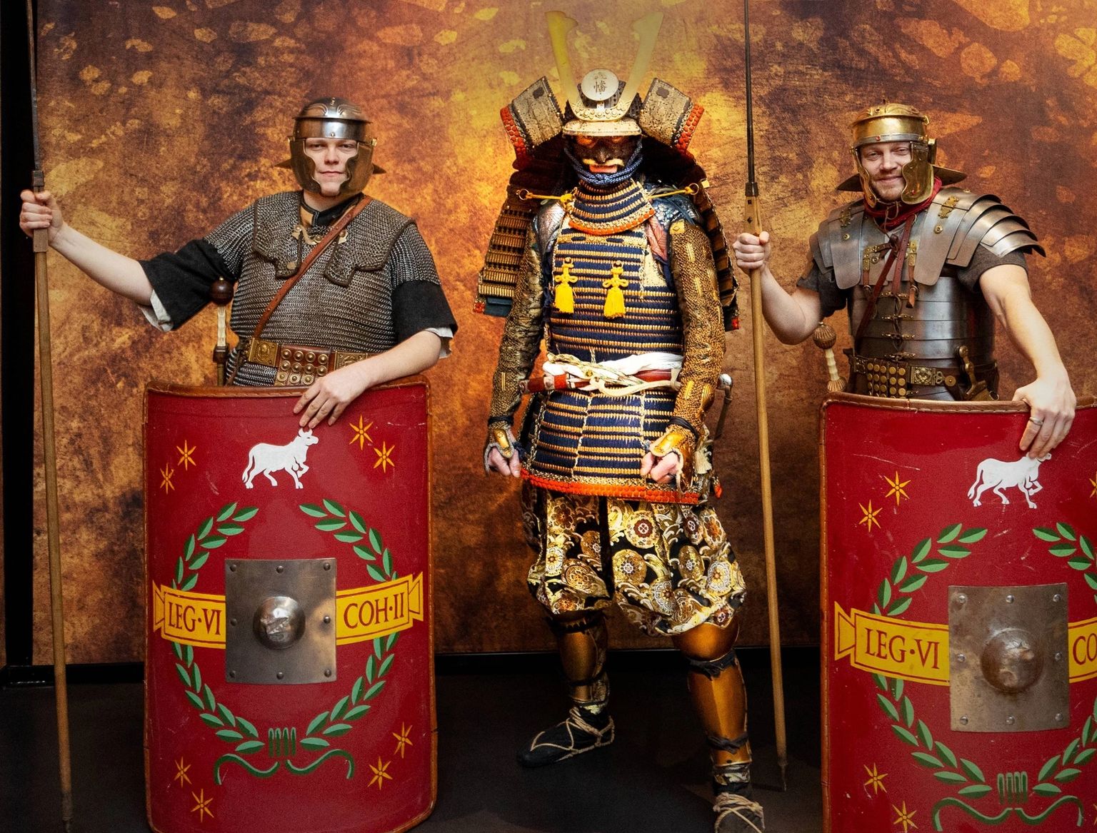 Romerske legionærer står sammen med samurai