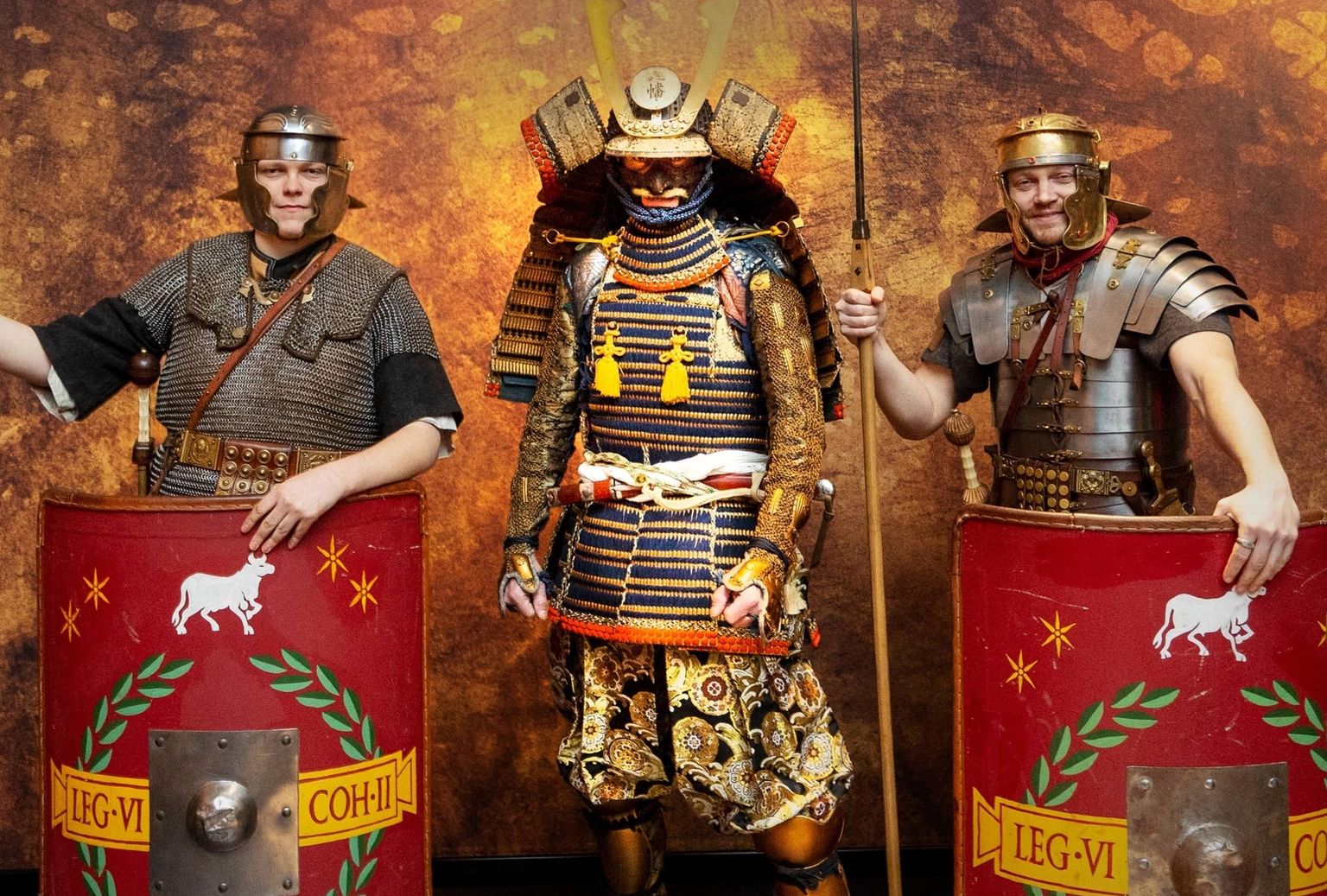 Romerske legionærer står sammen med samurai