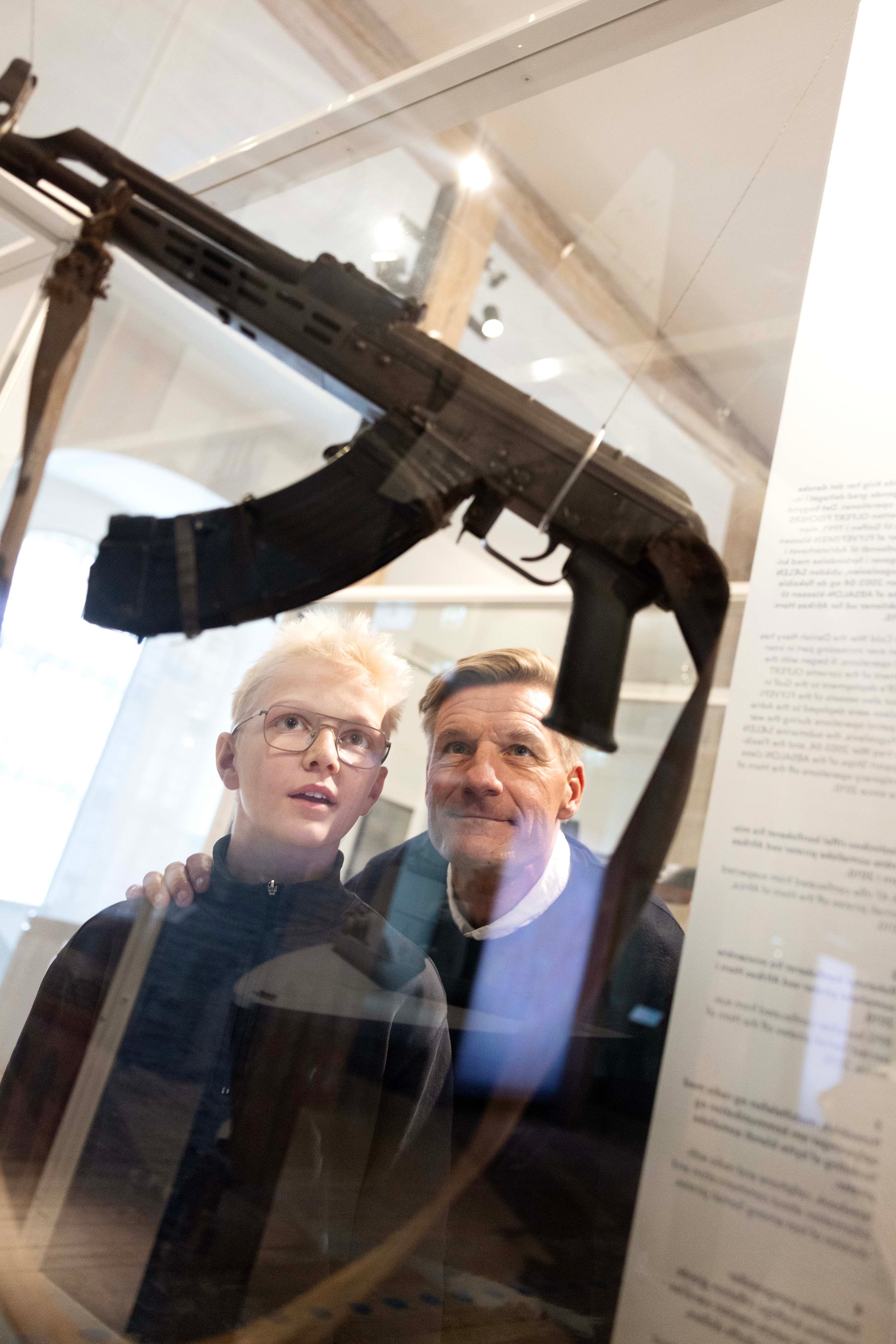 Nu om dage er det specielt ved Afrikas Horn og i Malaccastrædet, der er præget af pirater. På Krigsmuseet kan du se en AK47, der er blevet taget fra somaliske pirater.