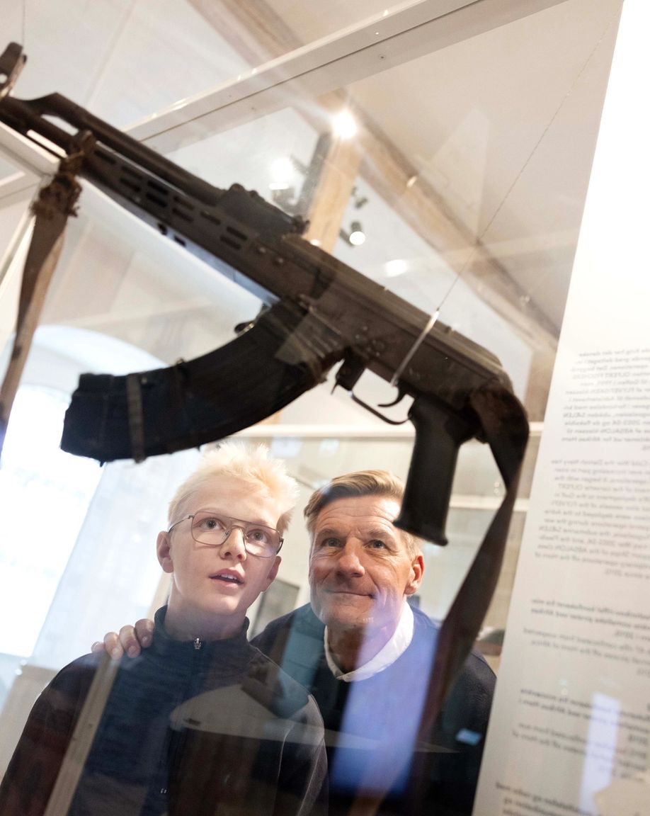 Nu om dage er det specielt ved Afrikas Horn og i Malaccastrædet, der er præget af pirater. På Krigsmuseet kan du se en AK47, der er blevet taget fra somaliske pirater.