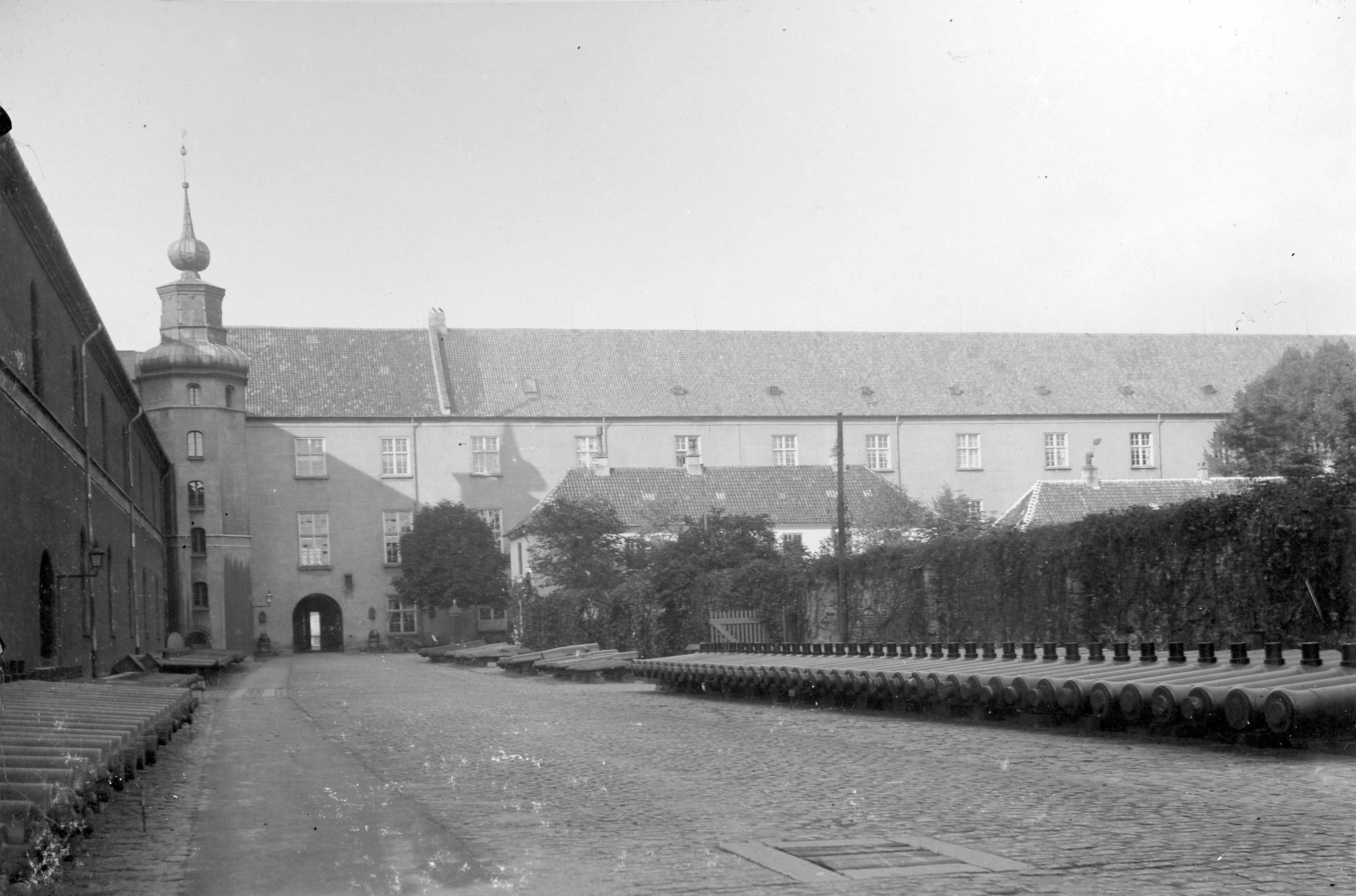 Rækker af kanoner i Tøjhusgården, der var arsenal for flåden, inden det blev museum.