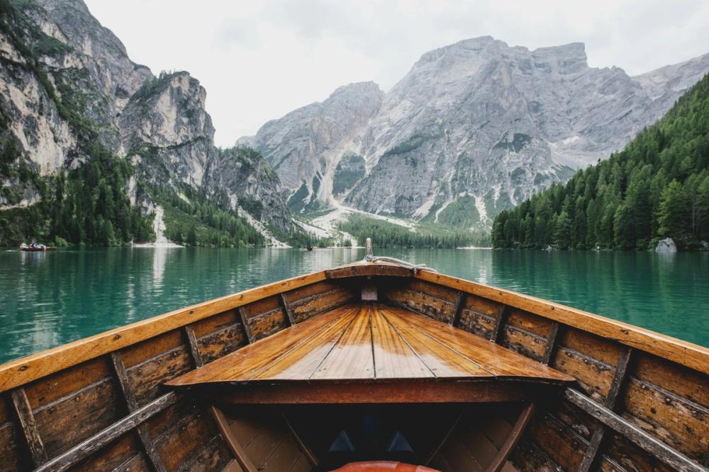 Kanu auf einem Bergsee