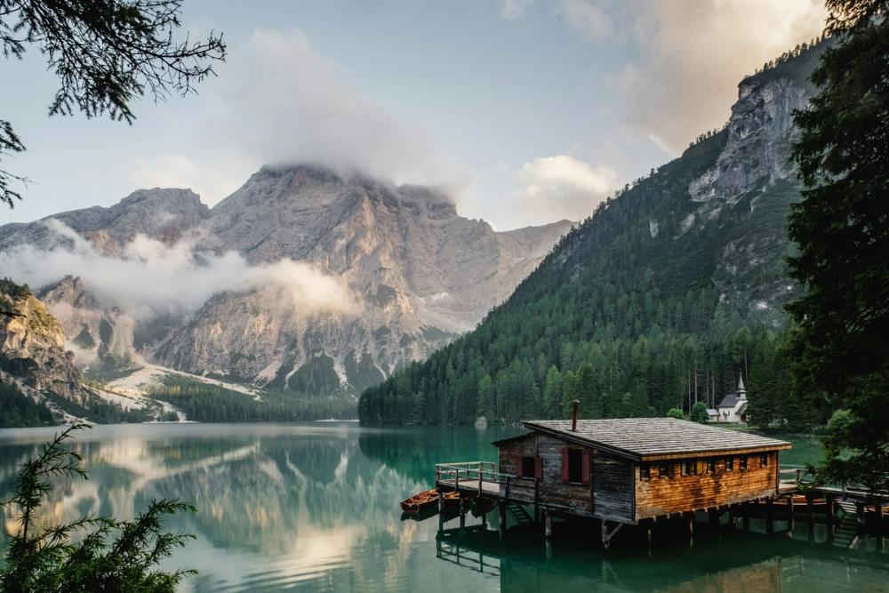 Hütte am See im Morgenlicht
