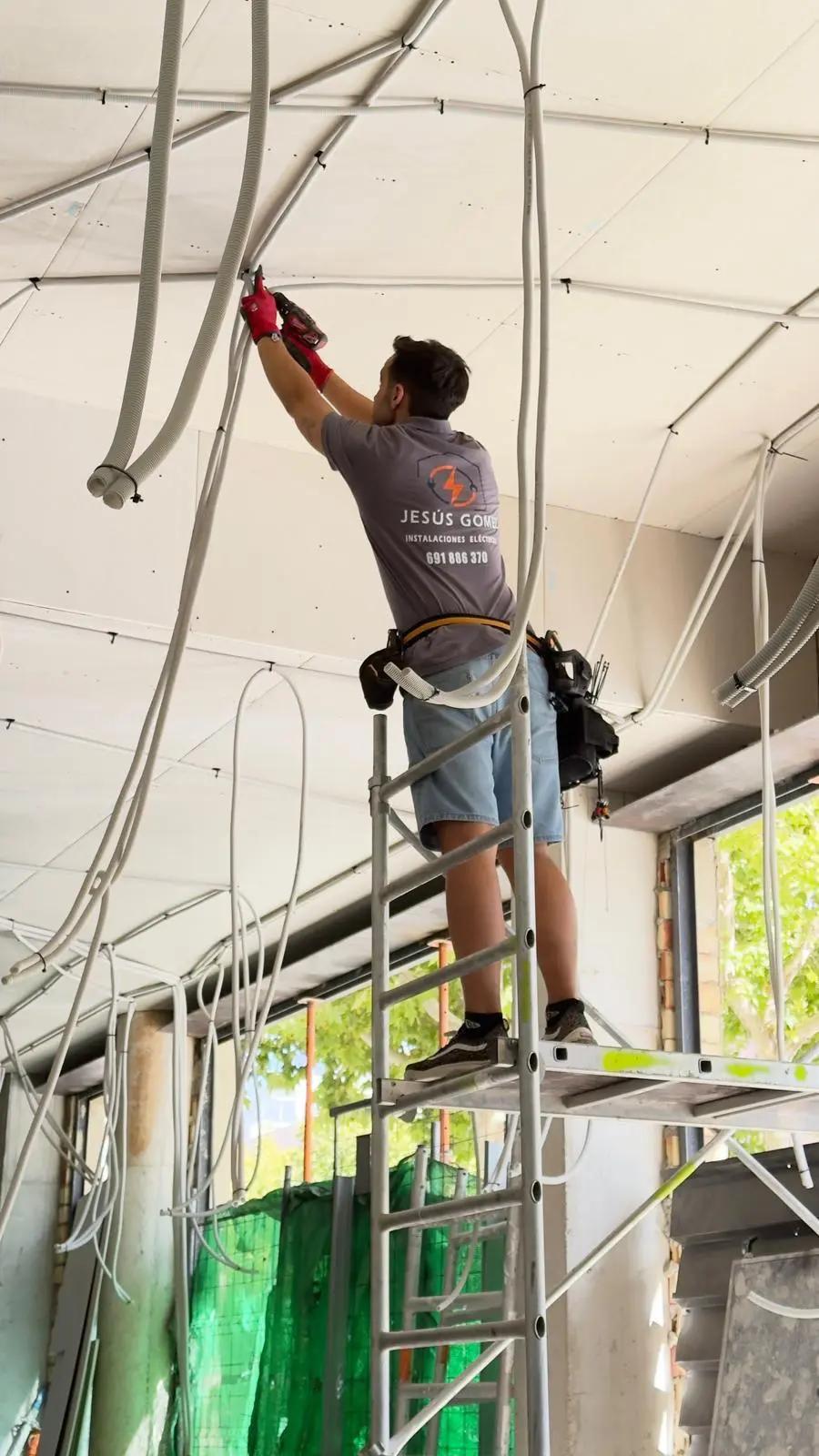 Profesional realizando trabajos de instalación eléctrica con precisión y seguridad en proyectos de construcción o reforma. Compromiso con la calidad y el buen funcionamiento de cada instalación para ofrecer soluciones eléctricas fiables y duraderas.