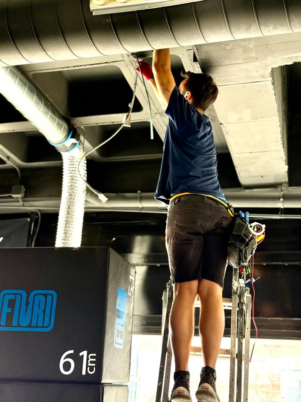 Mantenimiento preventivo en comunidades, revisión de seguridad y puesta a tierra.