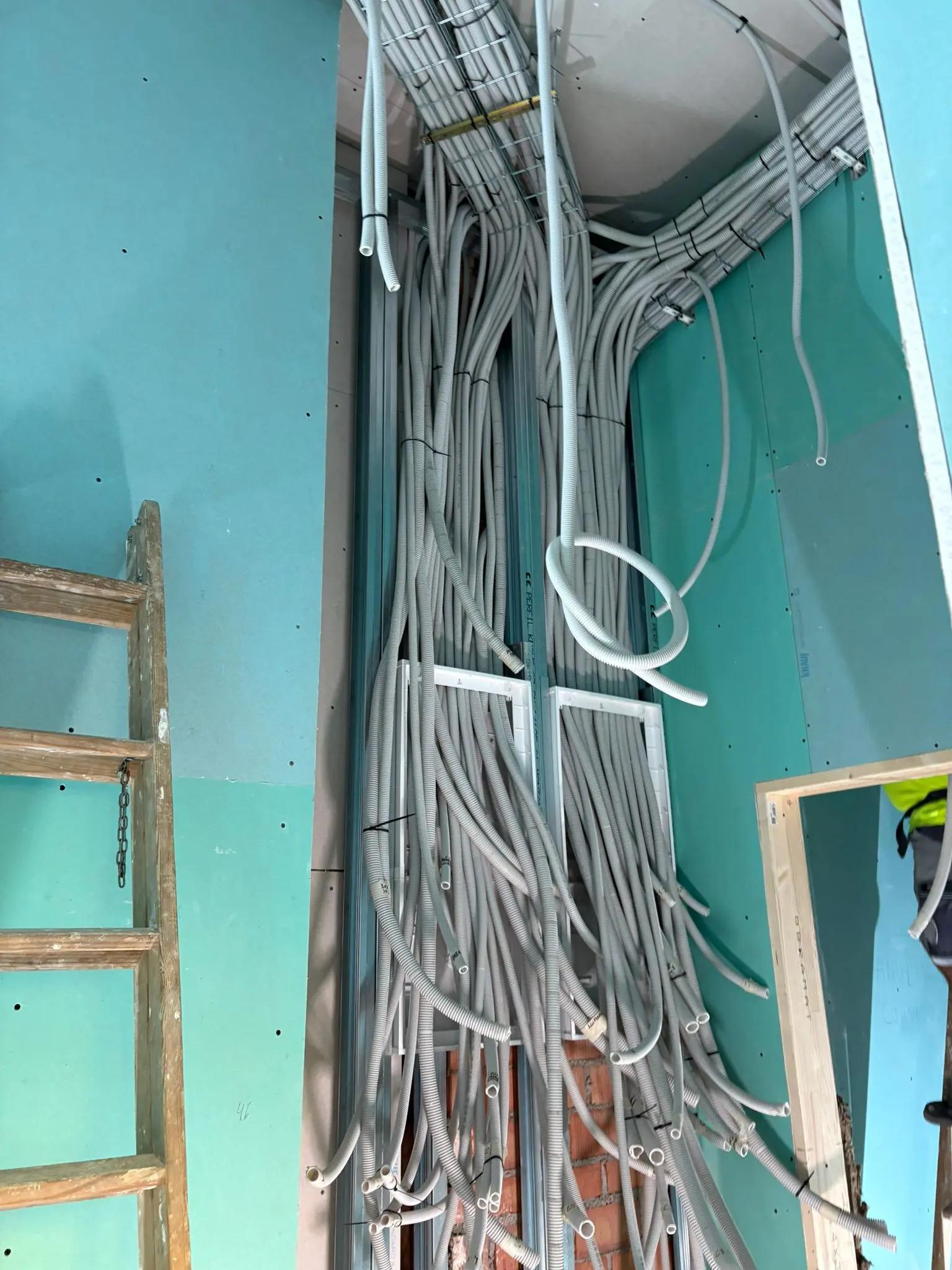 Instalación eléctrica integral con acometida nueva y optimizada para máxima seguridad y rendimiento. Entubado y cableado con acabado profesional en todo el local. Cuadro eléctrico completamente equipado y preparado para futuras ampliaciones. Iluminación moderna y eficiente que realza el espacio y reduce el consumo.