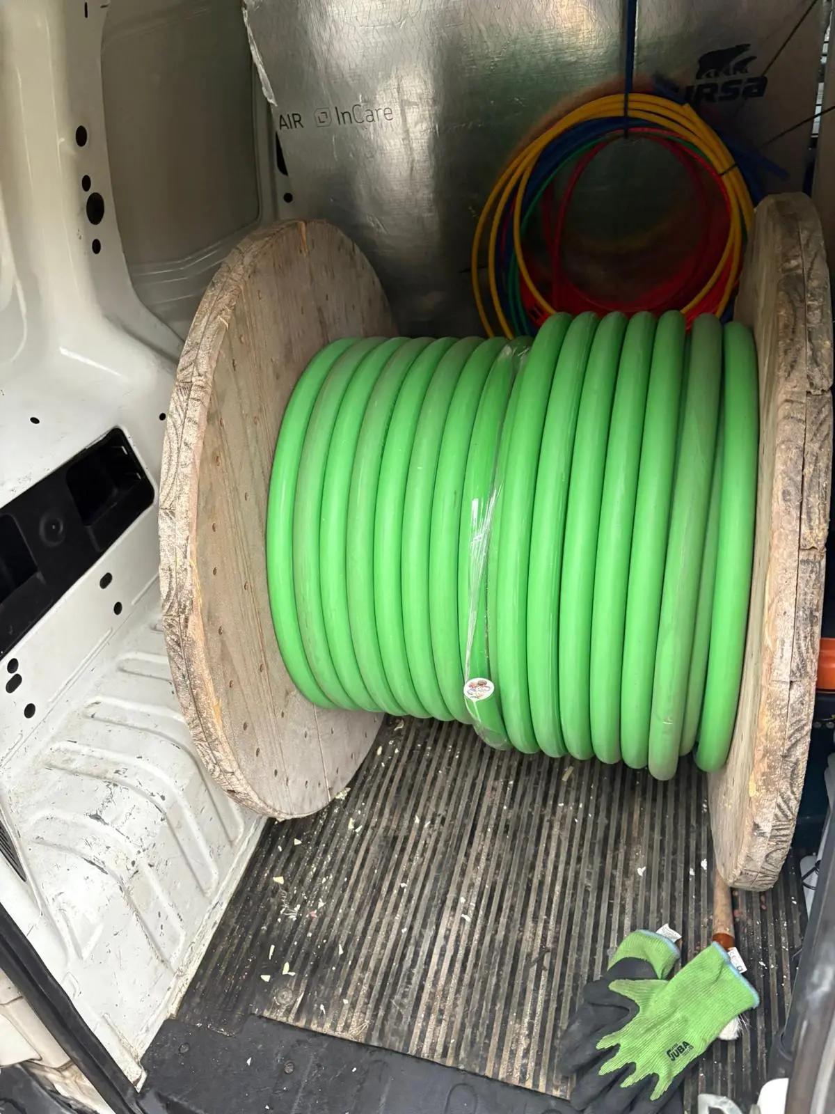 Profesional realizando trabajos de instalación eléctrica con precisión y seguridad en proyectos de construcción o reforma. Compromiso con la calidad y el buen funcionamiento de cada instalación para ofrecer soluciones eléctricas fiables y duraderas.