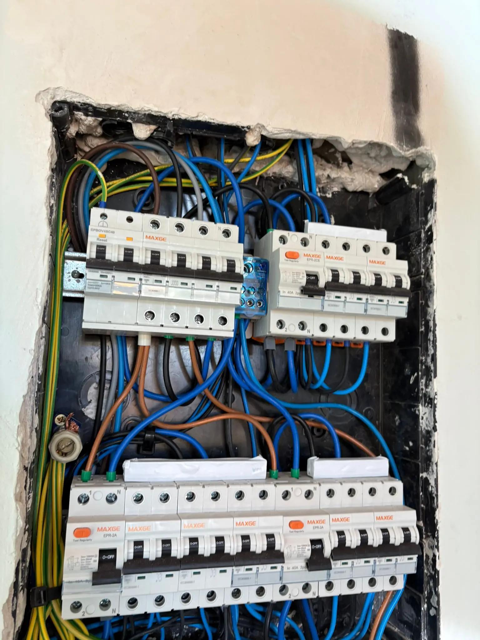 Instalación, redistribución y reparación de enchufes, interruptores y otros mecanismos eléctricos.

