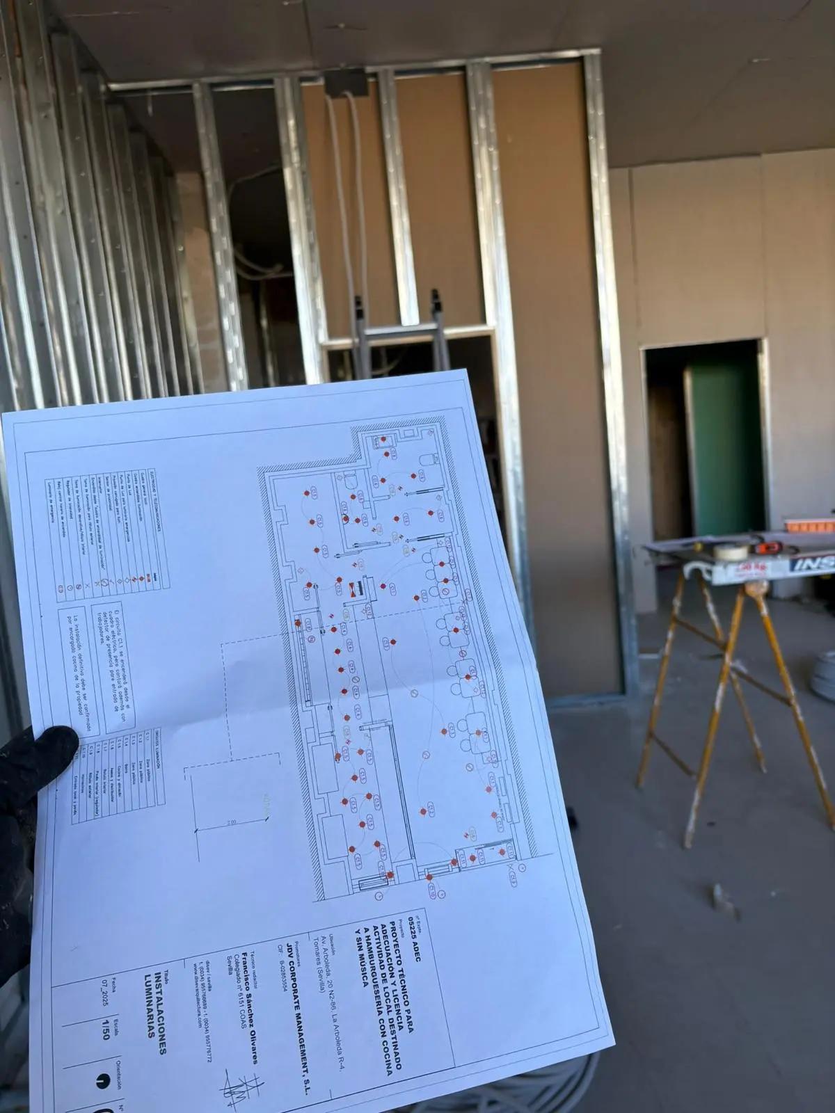 Profesional realizando trabajos de instalación eléctrica con precisión y seguridad en proyectos de construcción o reforma. Compromiso con la calidad y el buen funcionamiento de cada instalación para ofrecer soluciones eléctricas fiables y duraderas.