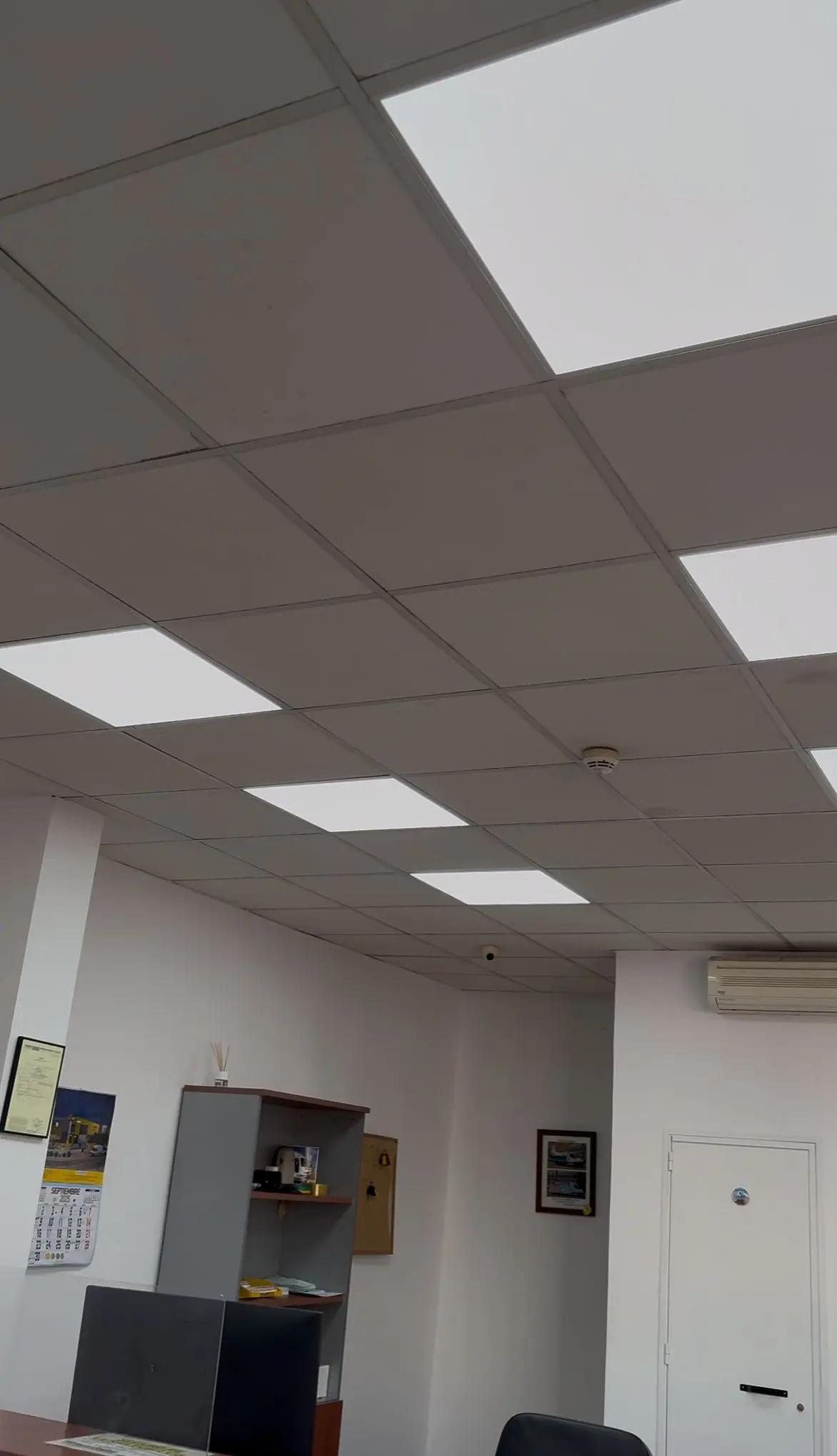 Realizamos la instalación completa de paneles LED empotrados en techo técnico, mejorando de forma notable la iluminación general del espacio. El nuevo sistema aporta una luz uniforme, mayor eficiencia energética y un entorno de trabajo más cómodo y moderno. Trabajo limpio, rápido y totalmente adaptado a normativa.