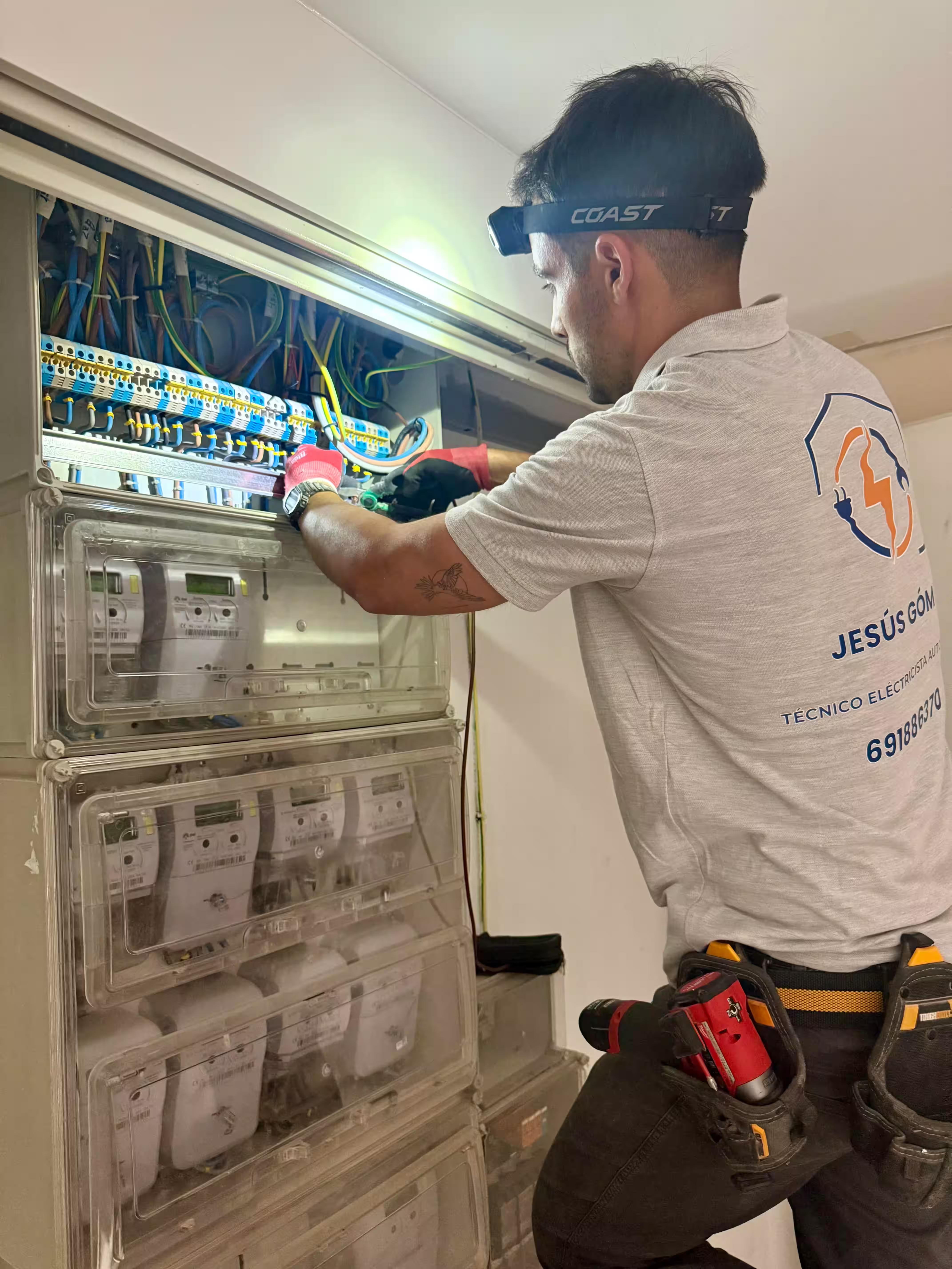 Electricista reparando