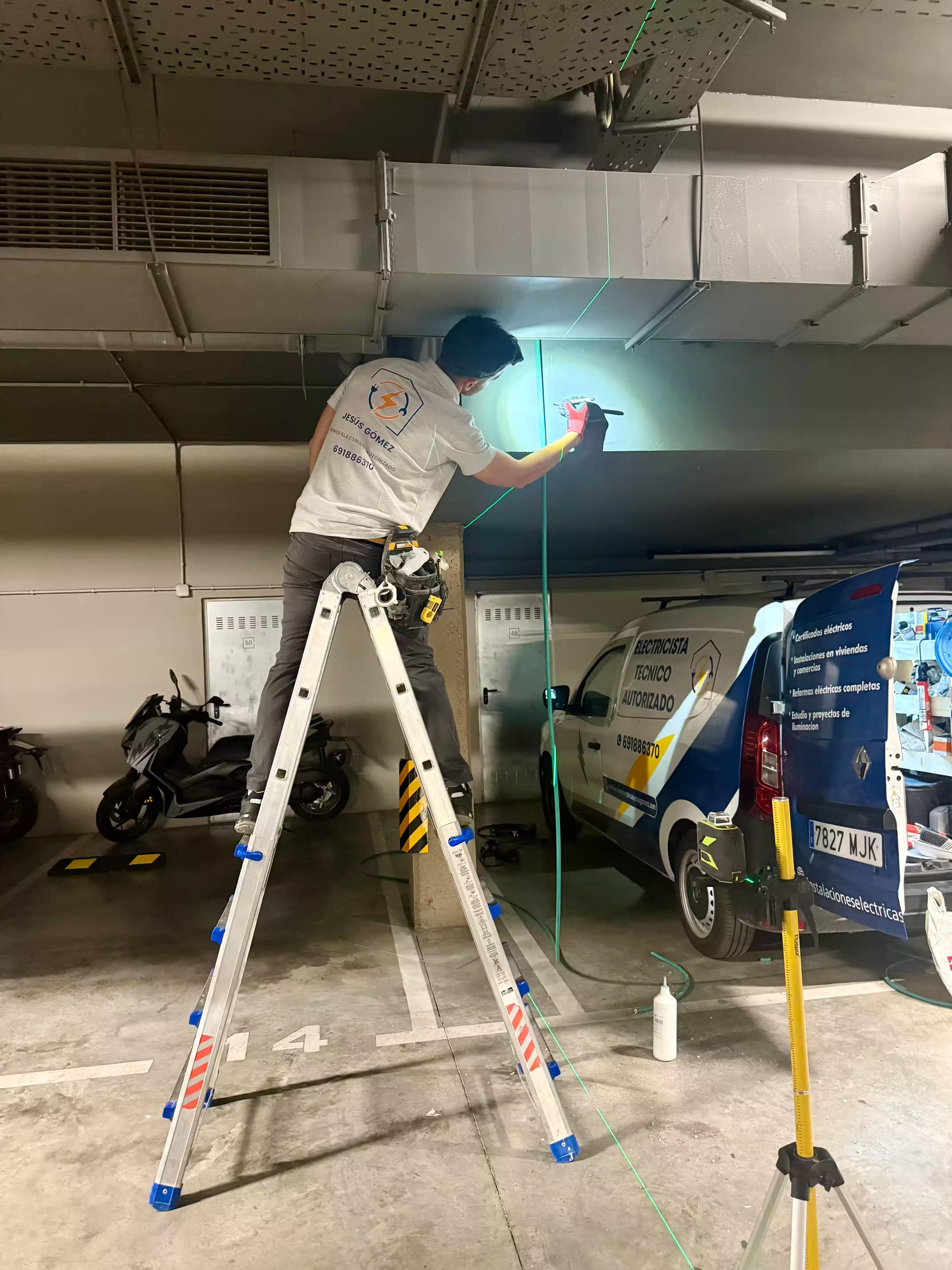 Instalación de cargadores wallbox para coche eléctrico en Sevilla. Viviendas, garajes y negocios. Tramitación, protecciones y legalización incluidas.
