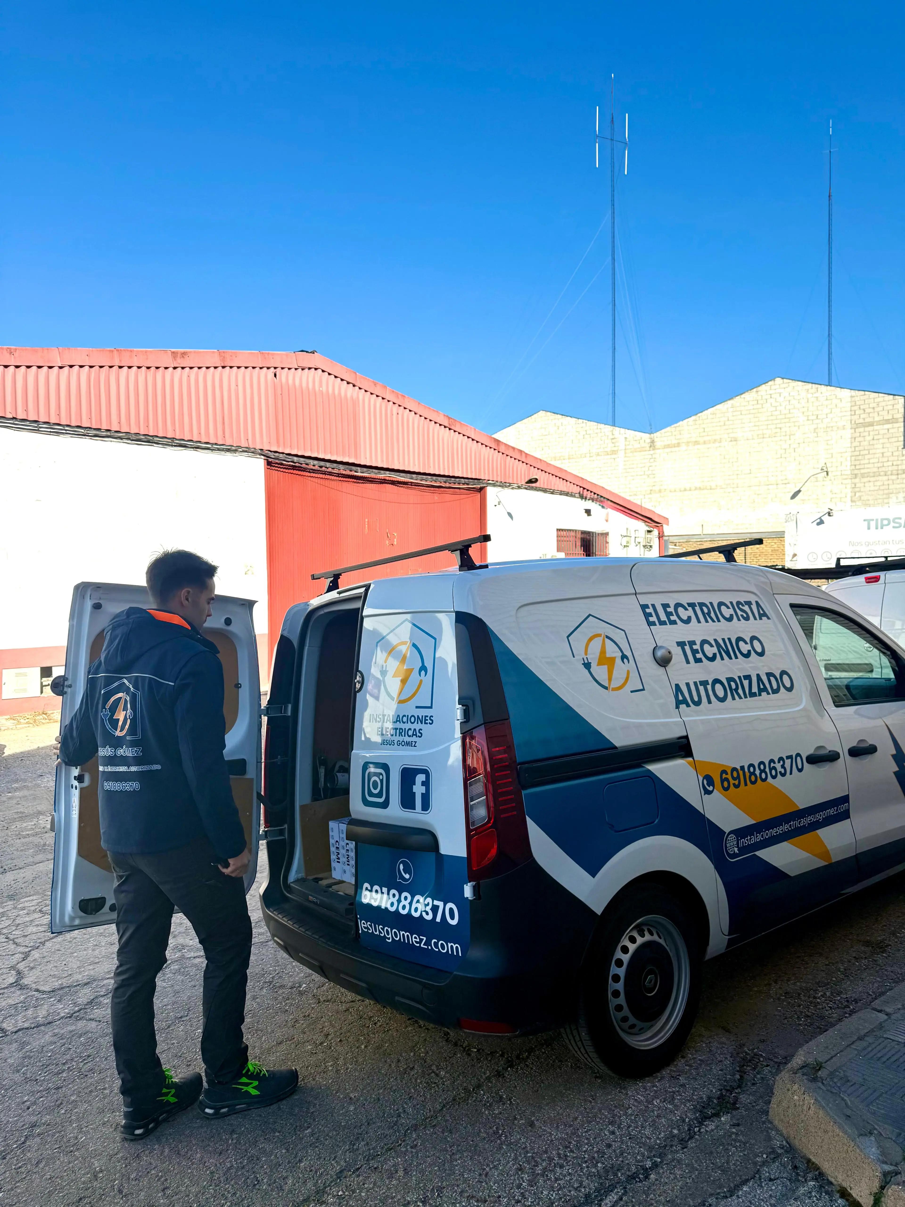 Furgoneta de Instalaciones Eléctricas Jesús Gómez