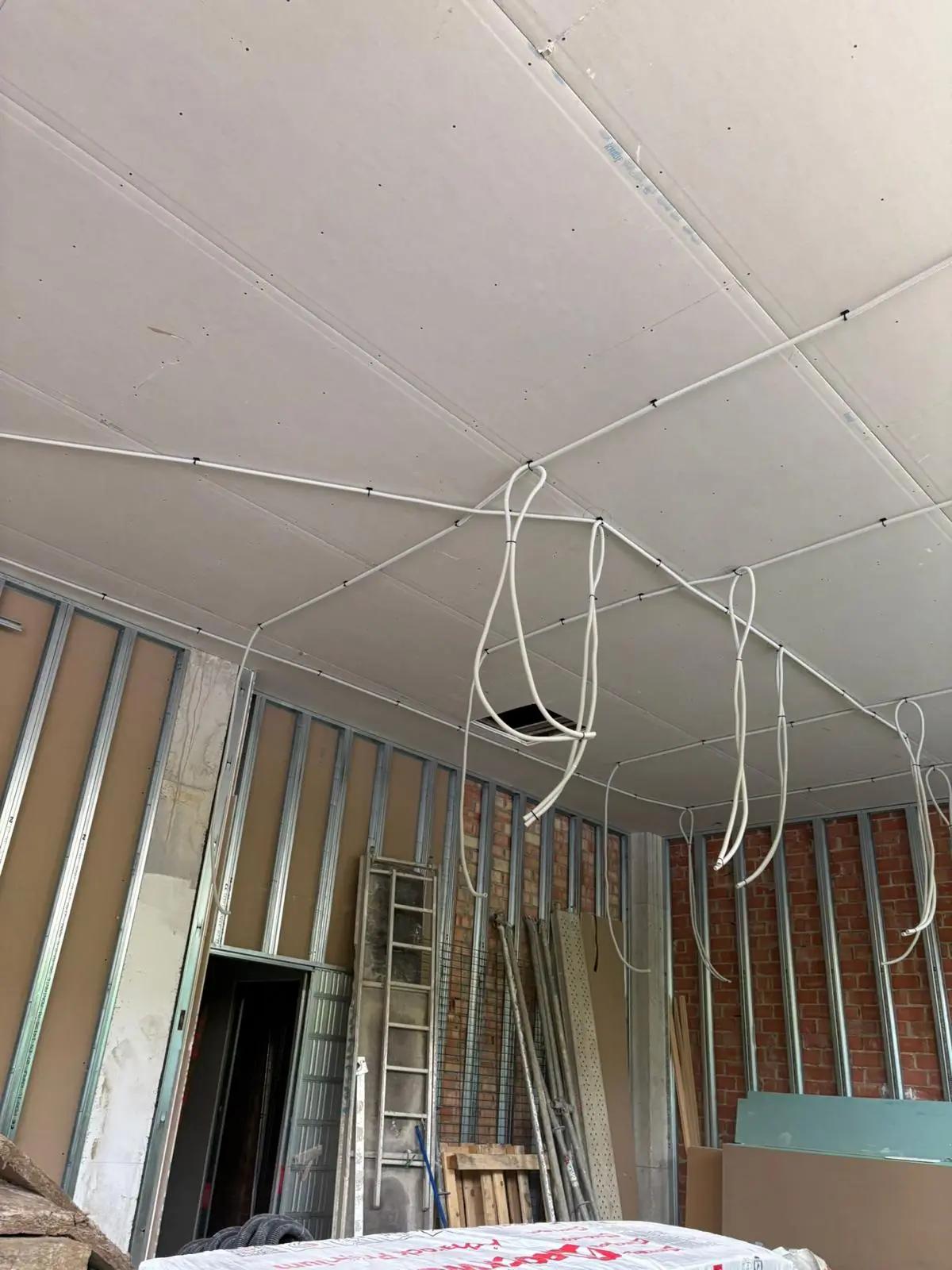 Profesional realizando trabajos de instalación eléctrica con precisión y seguridad en proyectos de construcción o reforma. Compromiso con la calidad y el buen funcionamiento de cada instalación para ofrecer soluciones eléctricas fiables y duraderas.