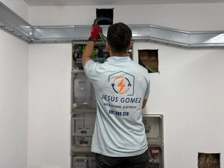 Jesús Gómez, electricista autorizado reparando un cuadro en Sevilla