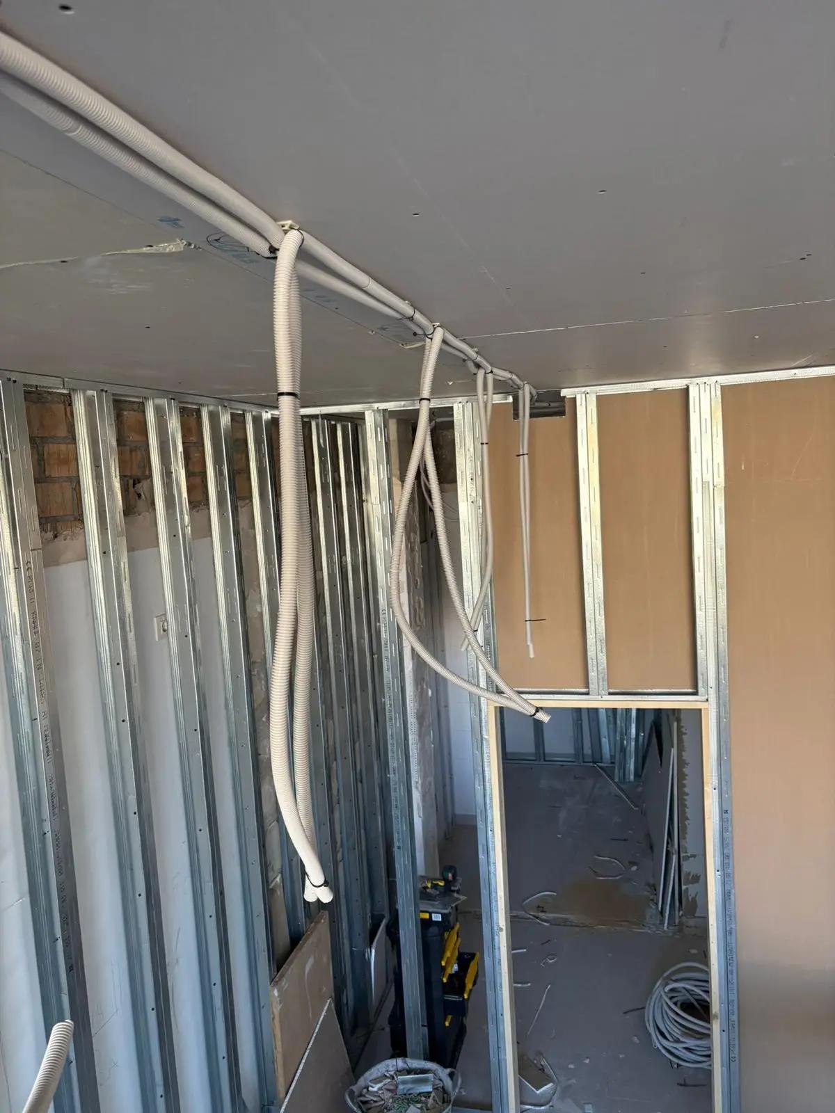 Profesional realizando trabajos de instalación eléctrica con precisión y seguridad en proyectos de construcción o reforma. Compromiso con la calidad y el buen funcionamiento de cada instalación para ofrecer soluciones eléctricas fiables y duraderas.