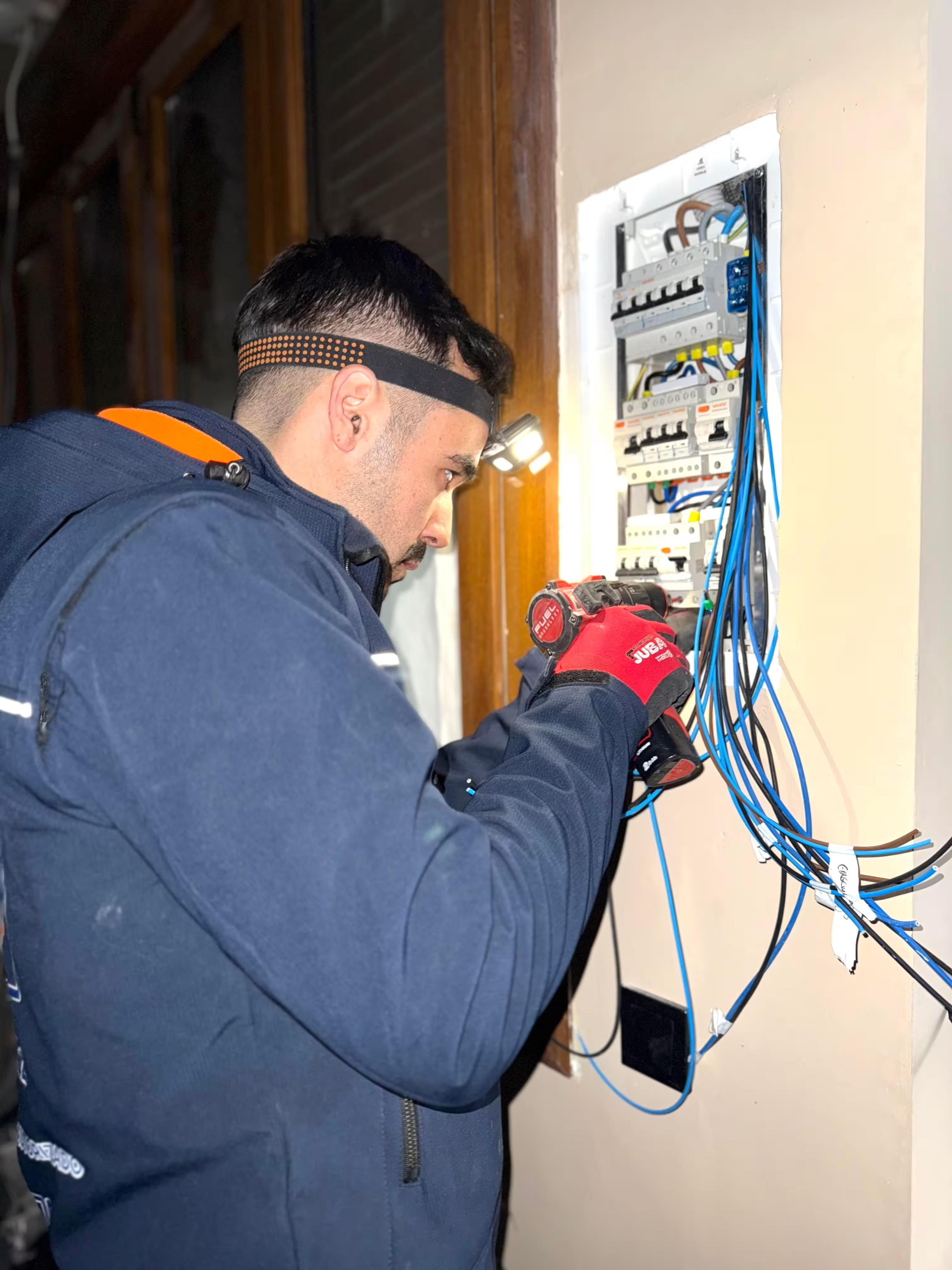 Instalaciones eléctricas completas en Sevilla para viviendas, locales y oficinas. Canalizaciones, derivación individual, redes UTP y mecanismos. Boletín incluido.