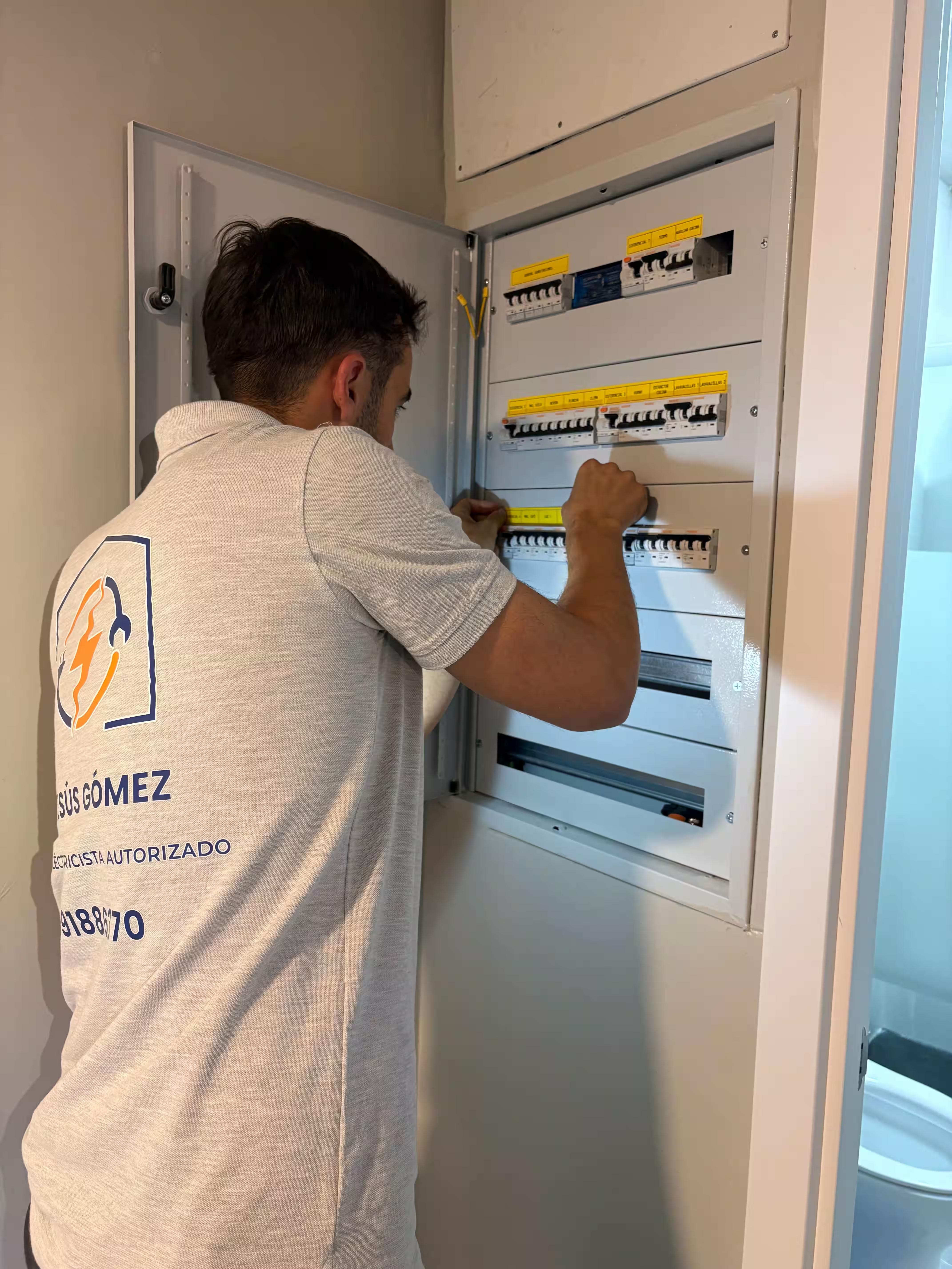 Tramitamos boletines eléctricos, certificados CIE, aumentos de potencia y legalización de instalaciones en Sevilla. Instalador autorizado con experiencia.