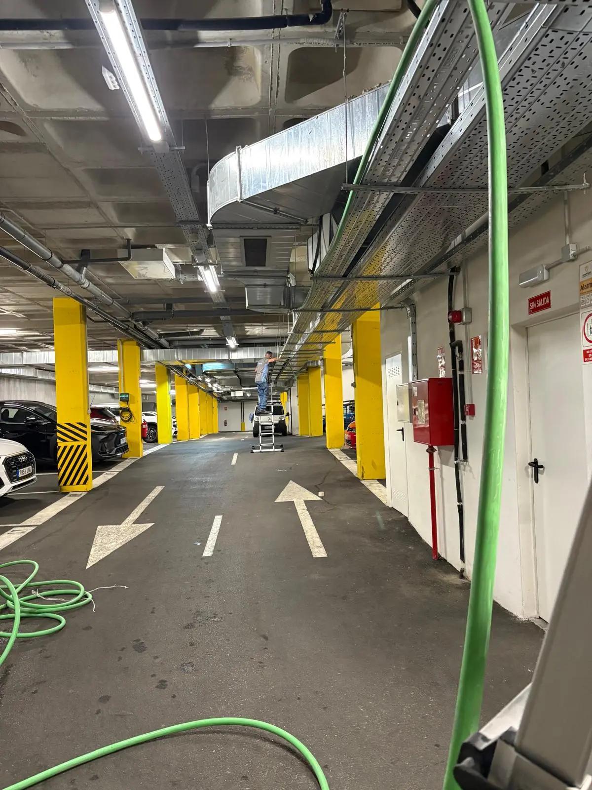 Realizamos instalaciones eléctricas completas en locales comerciales: acometidas entubadas, cableado estructurado, iluminación eficiente y montaje de cuadros.